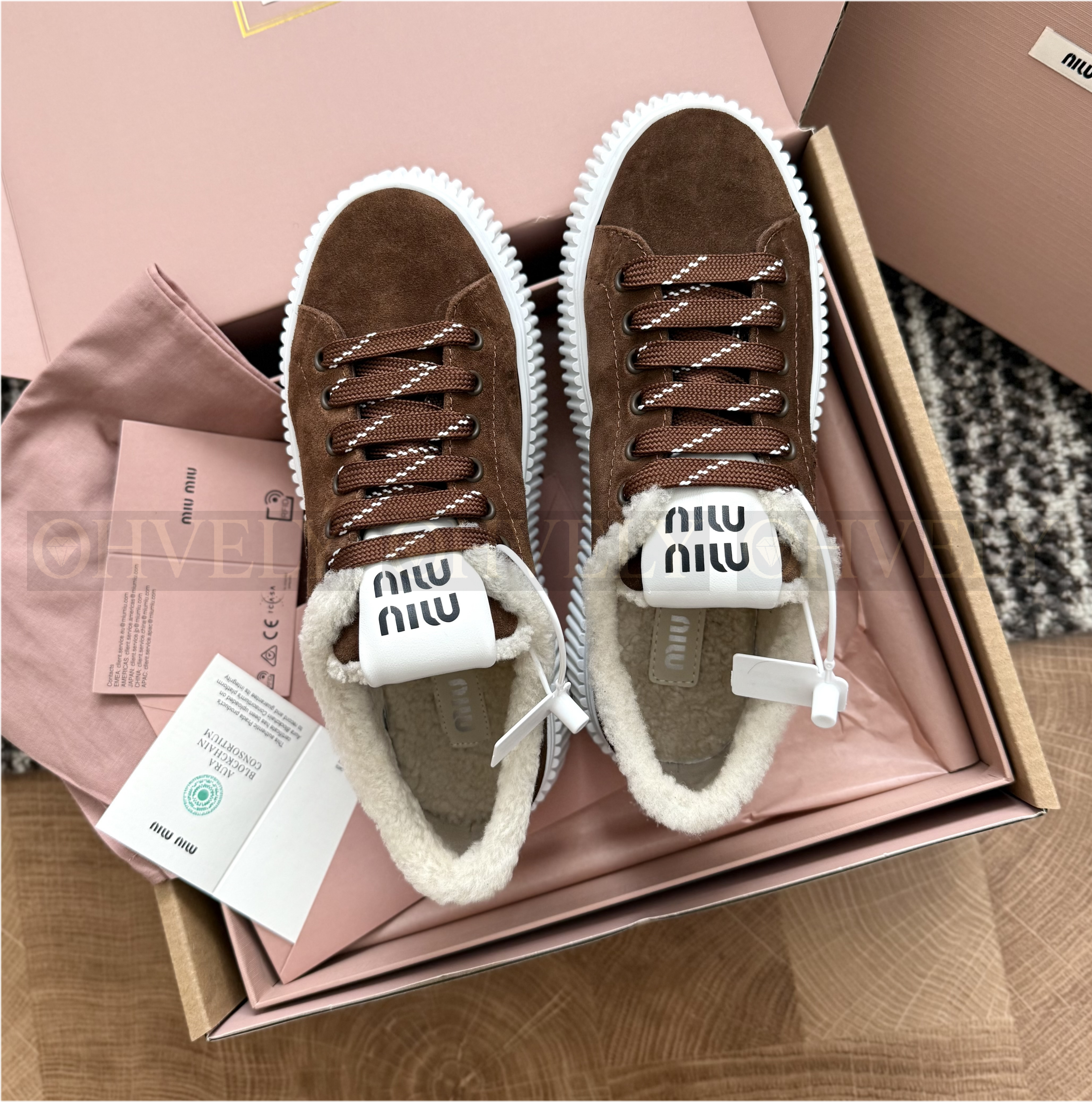 Miu miu 스웨이드 시어링 스니커즈(하이엔드급)