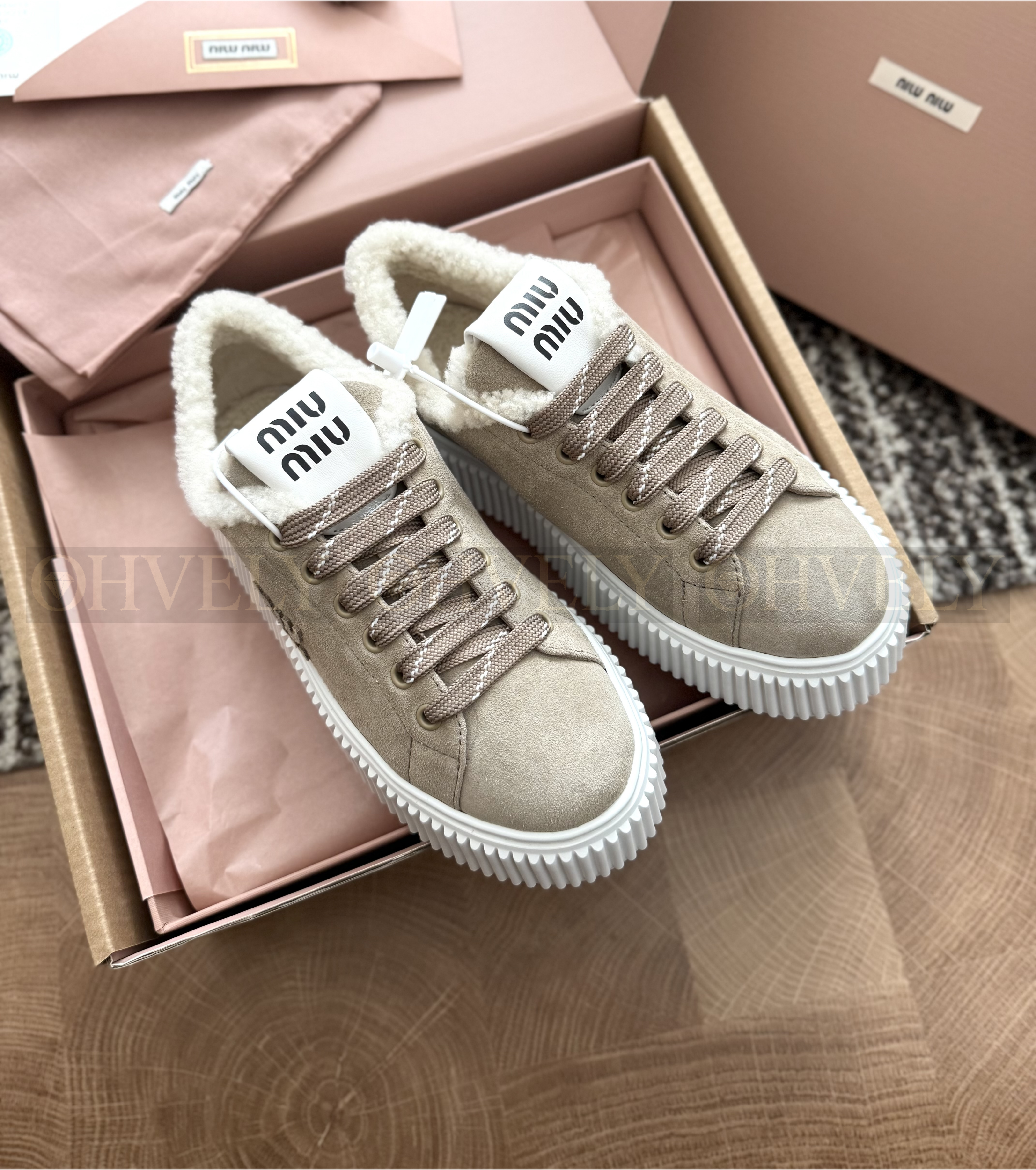 Miu miu 스웨이드 시어링 스니커즈(하이엔드급)