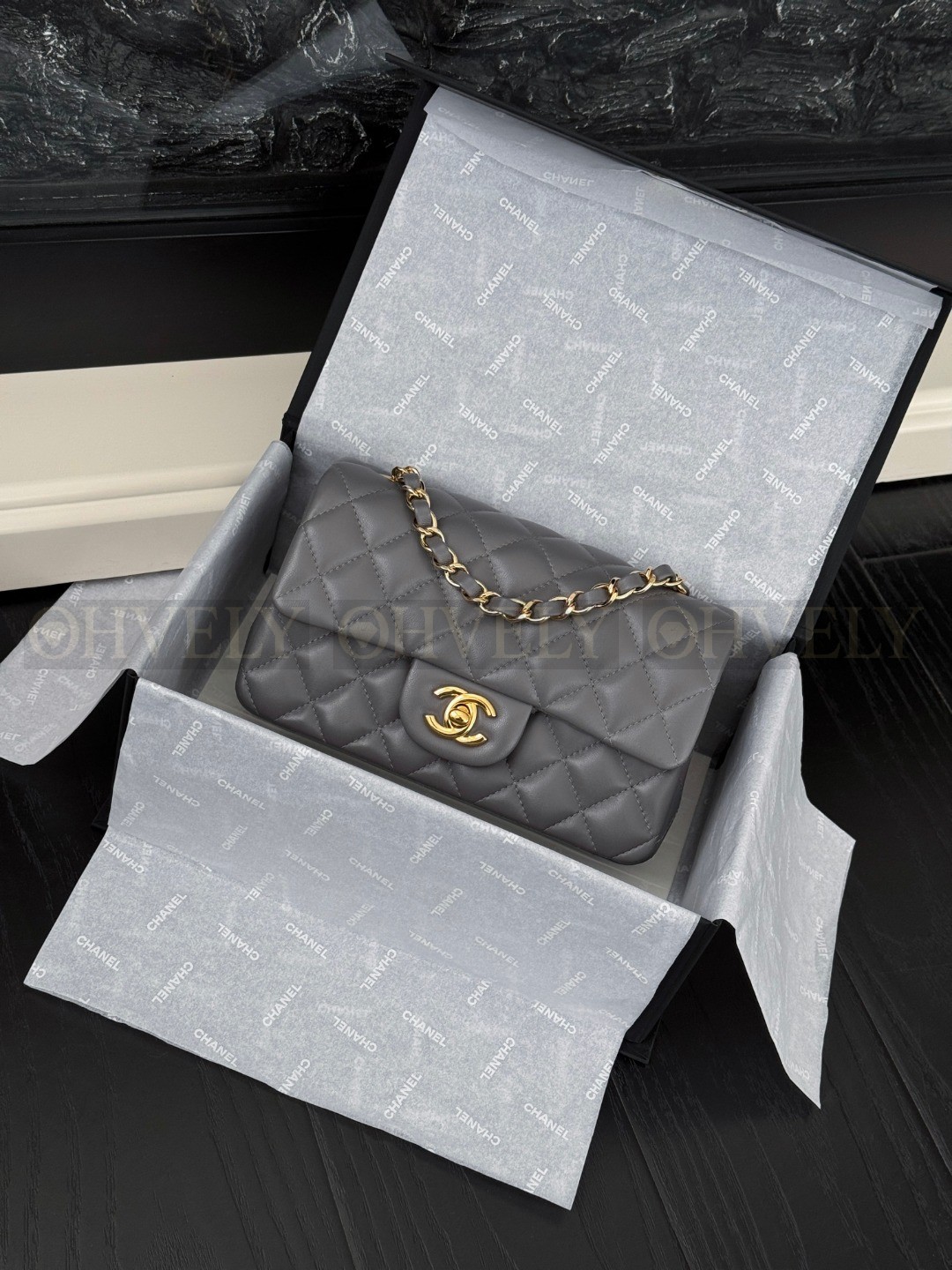 Chanel(샤넬) 그레이 캐비어 클래식 미듐 금장체인 숄더백 (매장가 1550만)