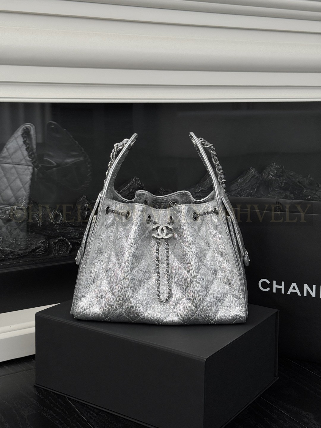 CHANEL 25 미니백 메탈릭 그레인드 카프스킨, 실버 메탈