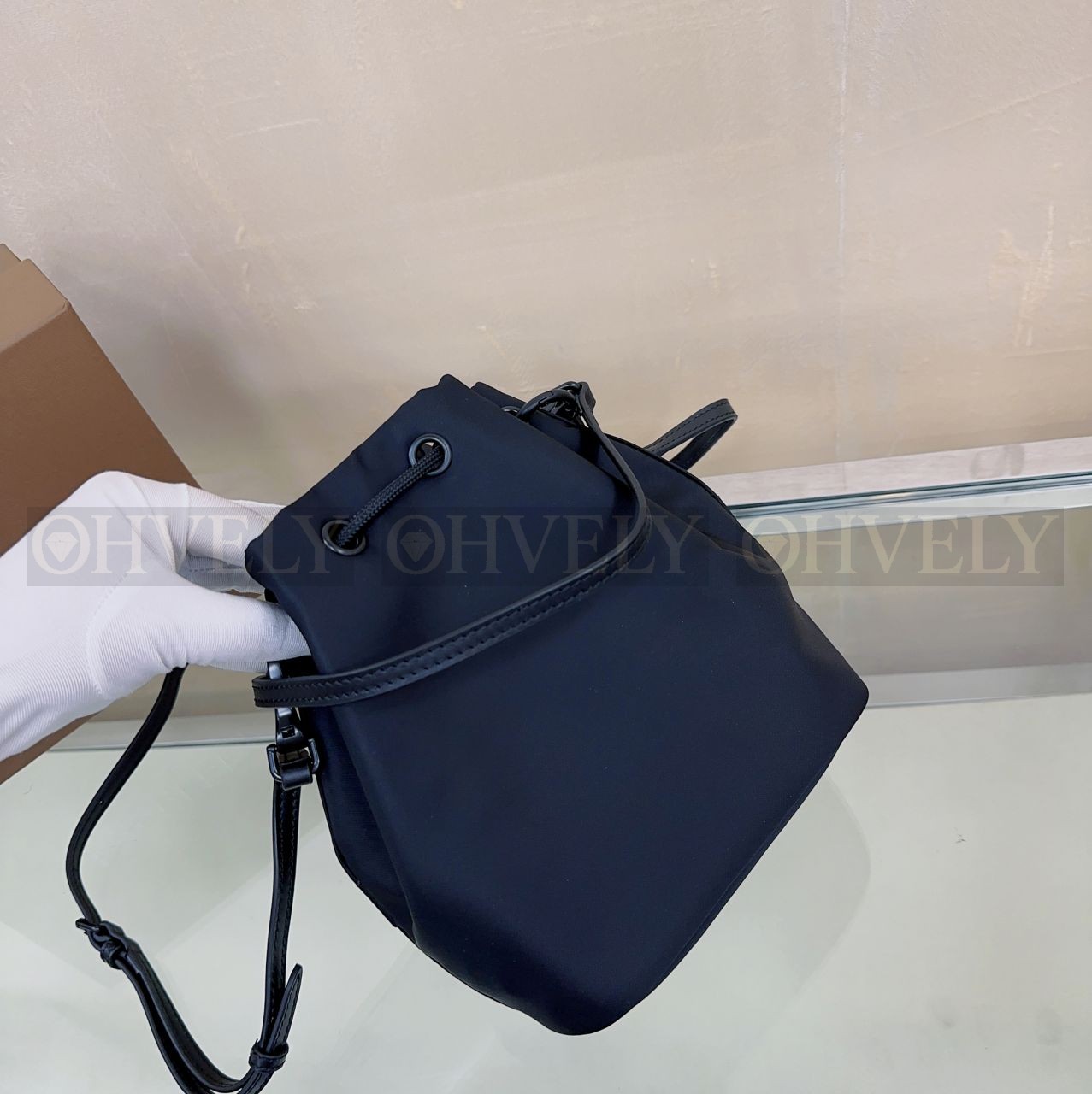 버버리 로고 프린트 나일론 드로우코트 파우치
