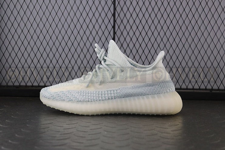 YEEZY 350 V2 클라우드 화이트