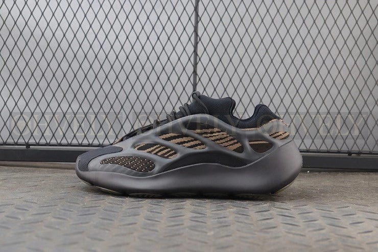 YEEZY 700 V3 클레이 브라운