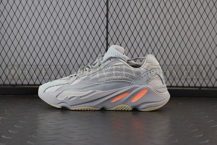 YEEZY 700 이너시아