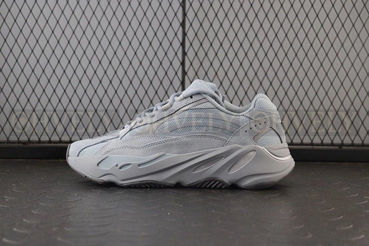YEEZY 700 호스피탈 블루