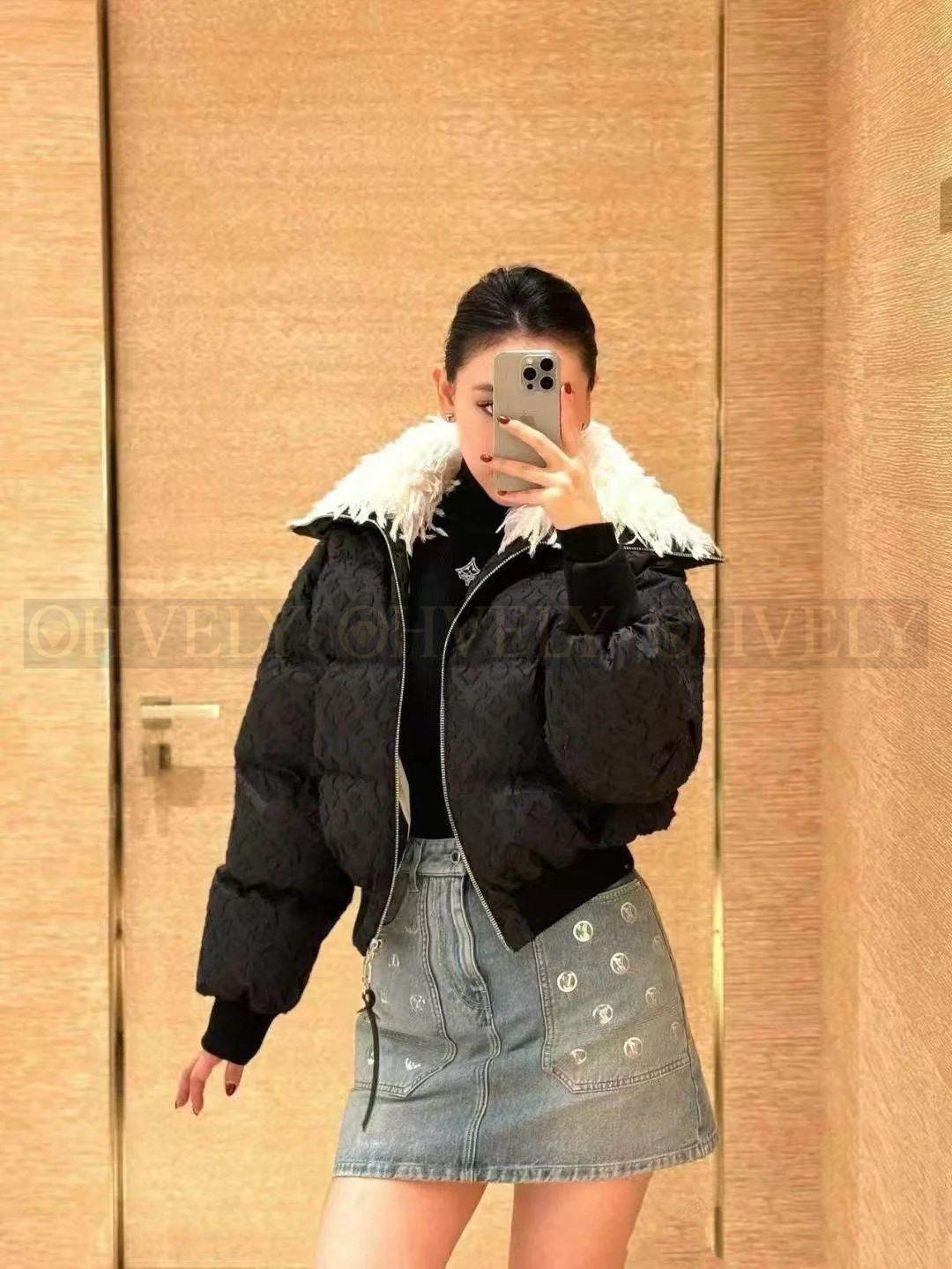 【 ZP 】Louis Vuitton 2025 모노그램 깃털 넥 패딩 (매장가 690만원)