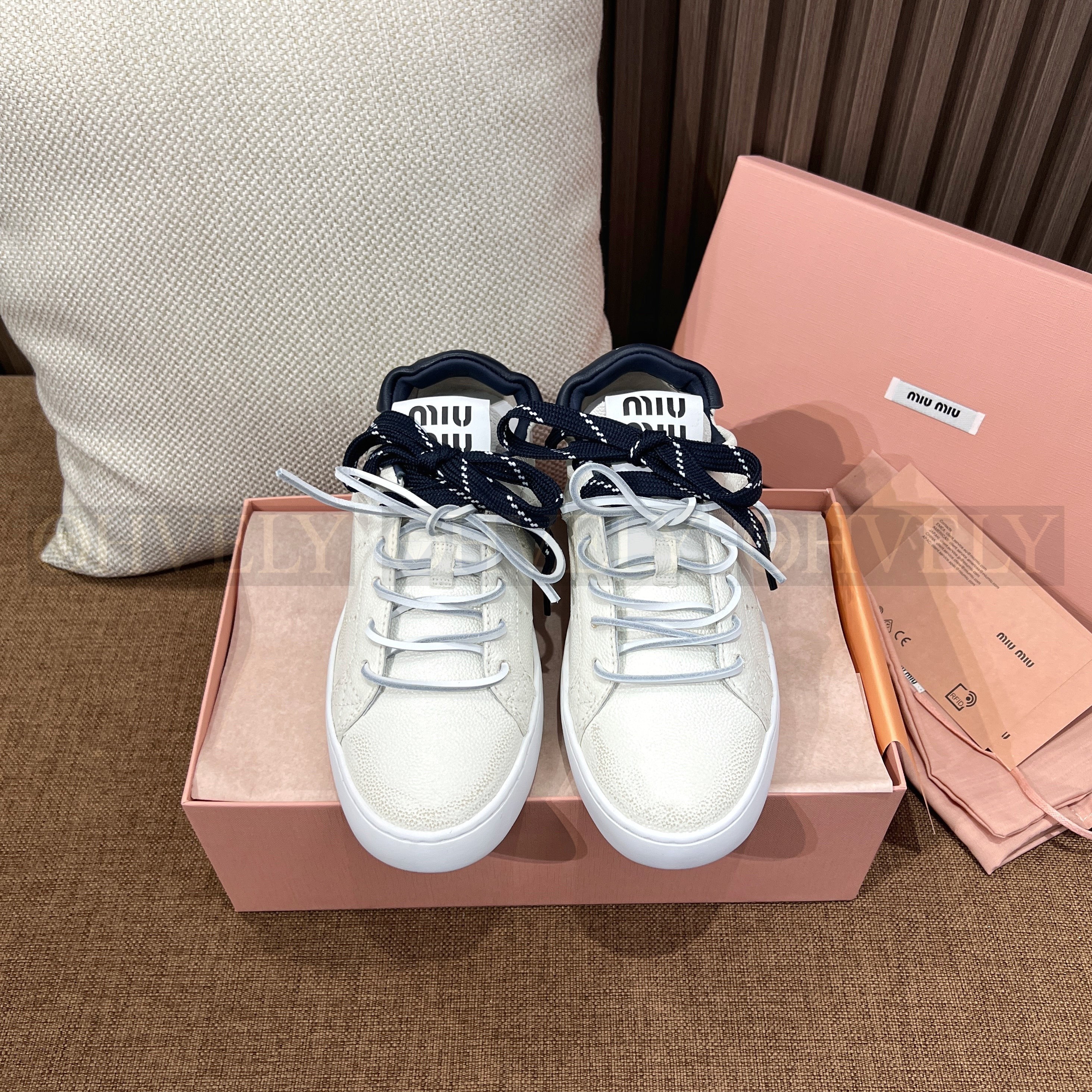 미우미우 데코 레더 스니커즈