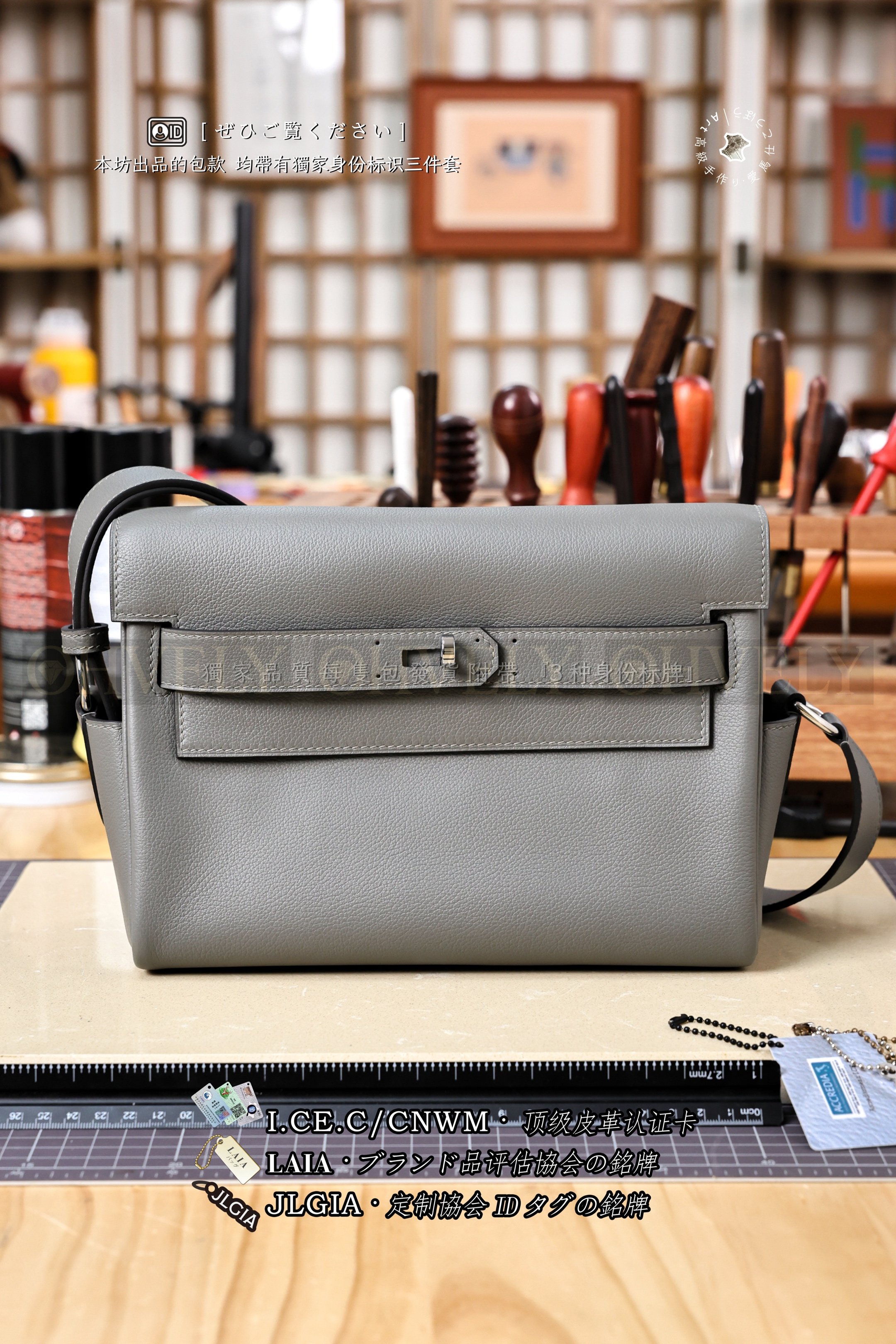 Hermès Kelly 𝙼𝚎𝚜𝚜𝚎𝚗𝚐𝚎𝚛 𝟸𝟽 𝙶𝚛𝚒𝚜 𝙼𝚎𝚢𝚎𝚛 은장