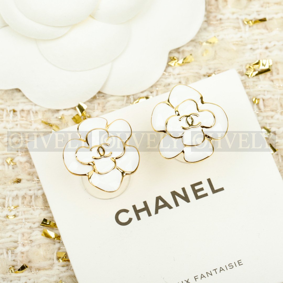 샤넬 CHANEL 화이트 에나멜 까멜리아 이어링