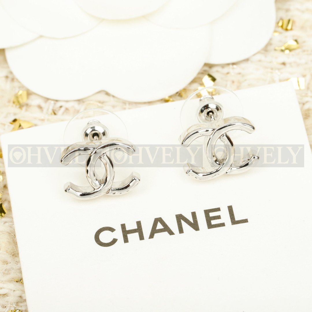 샤넬 CHANEL 해머드 스터드 이어링 (실버)