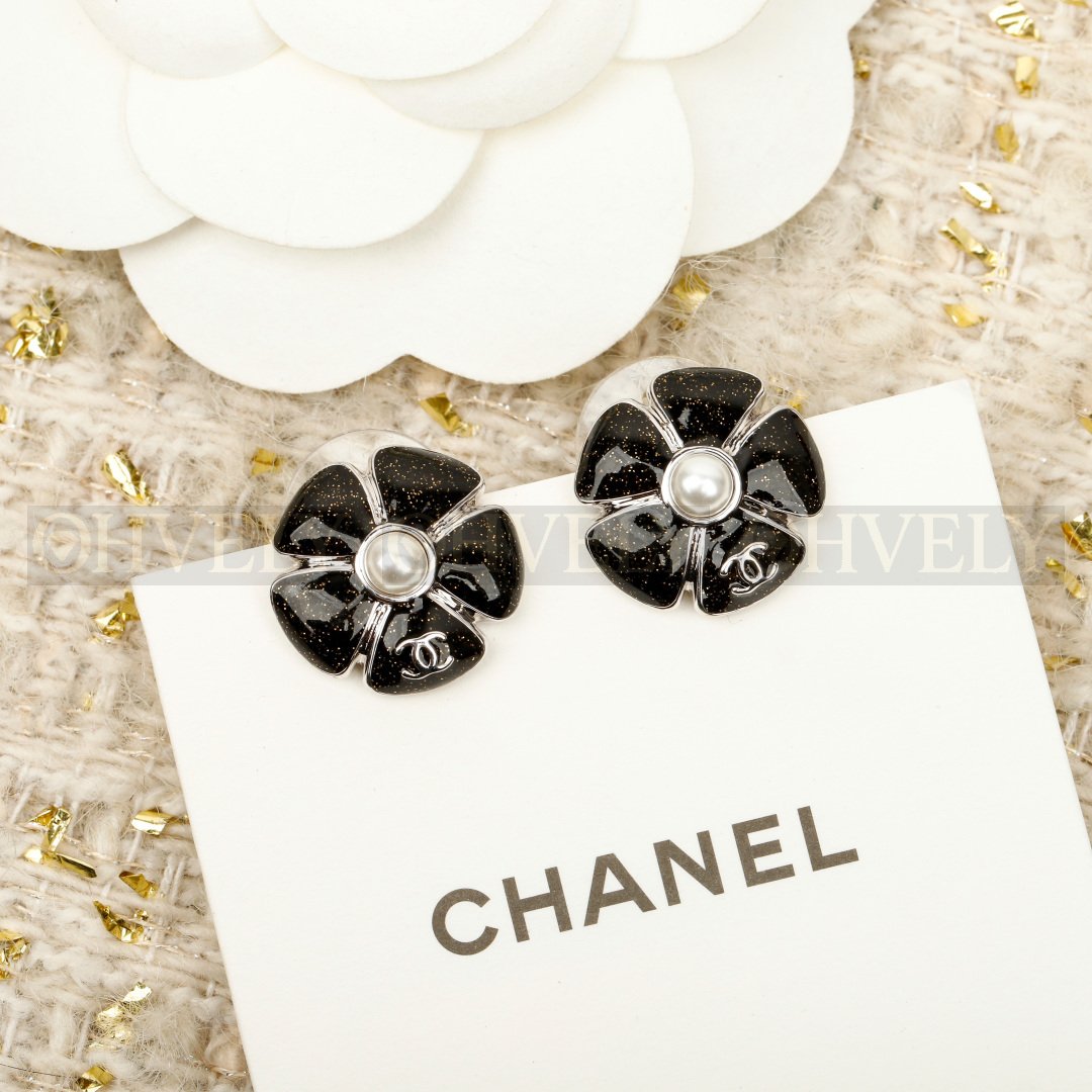 샤넬 CHANEL 크루즈 쇼 까멜리아 스터드 이어링 (블랙)