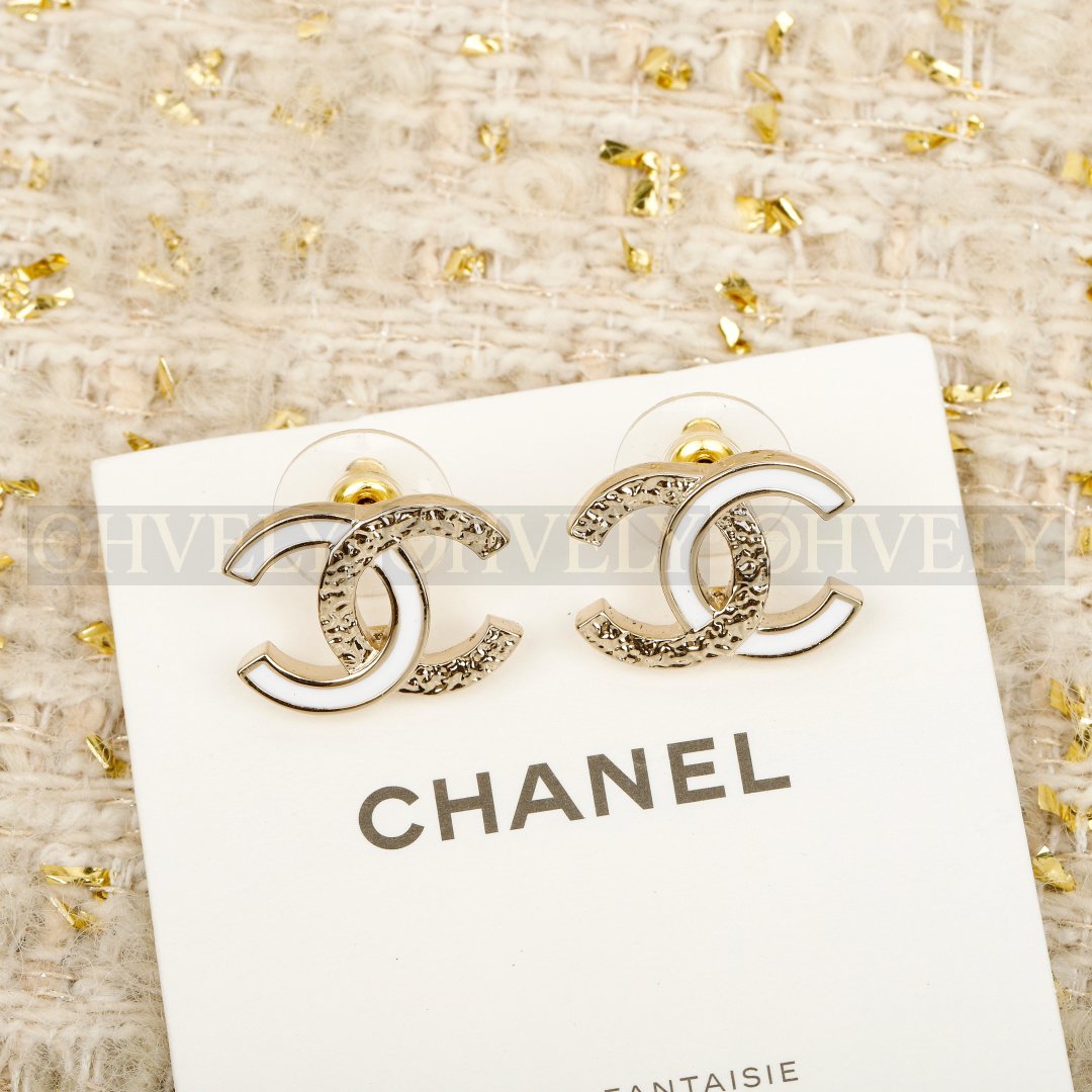 샤넬 CHANEL 데님 크리스탈 반반 CC 로고 귀걸이 (화이트)