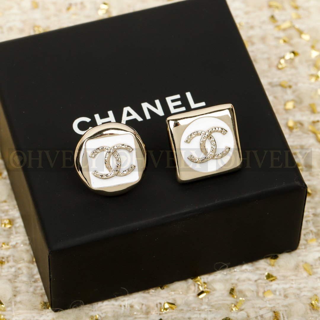 샤넬 CHANEL 비대칭 라운드 & 스퀘어 CC 로고 이어링 (화이트)