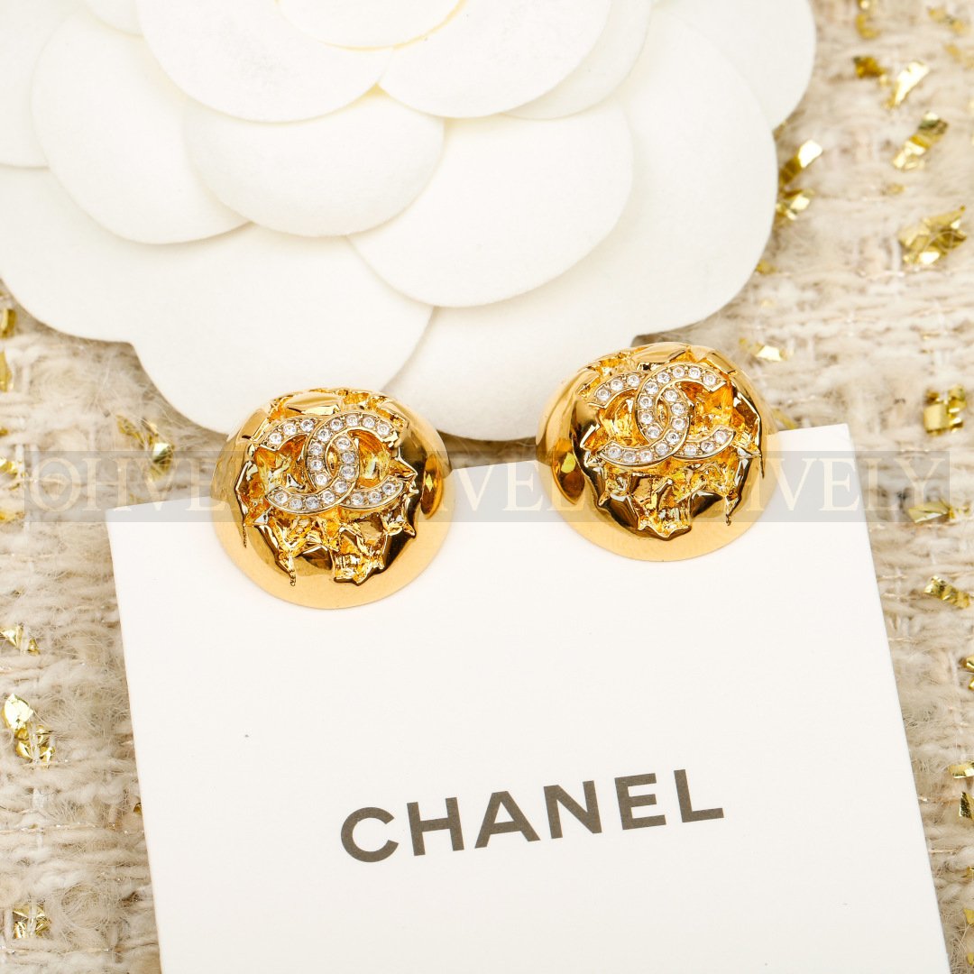 샤넬 CHANEL 해머드 메탈 스트라스 돔 이어링