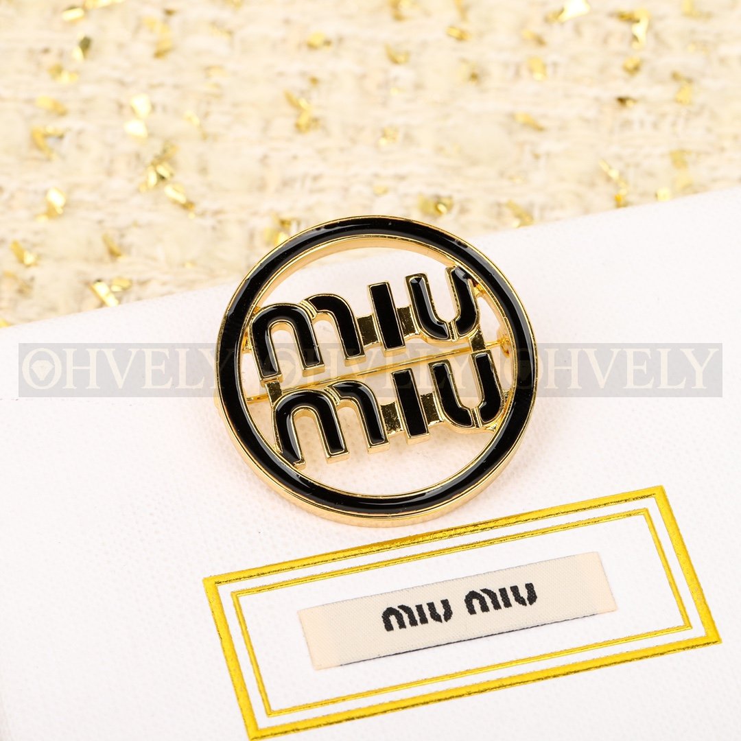 미우미우 Miu Miu 에나멜 메탈 로고 브로치 (블랙)