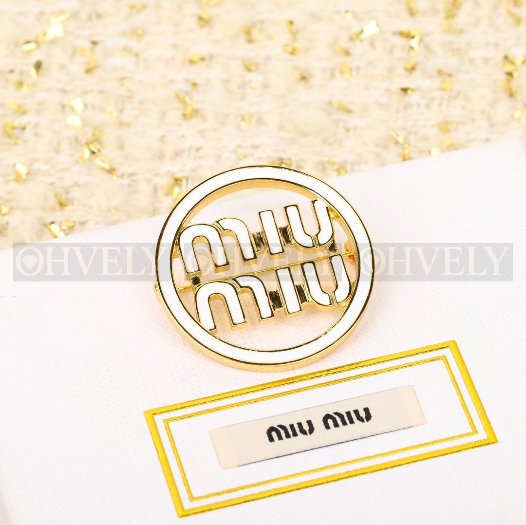 미우미우 Miu Miu 에나멜 메탈 로고 브로치 (화이트)