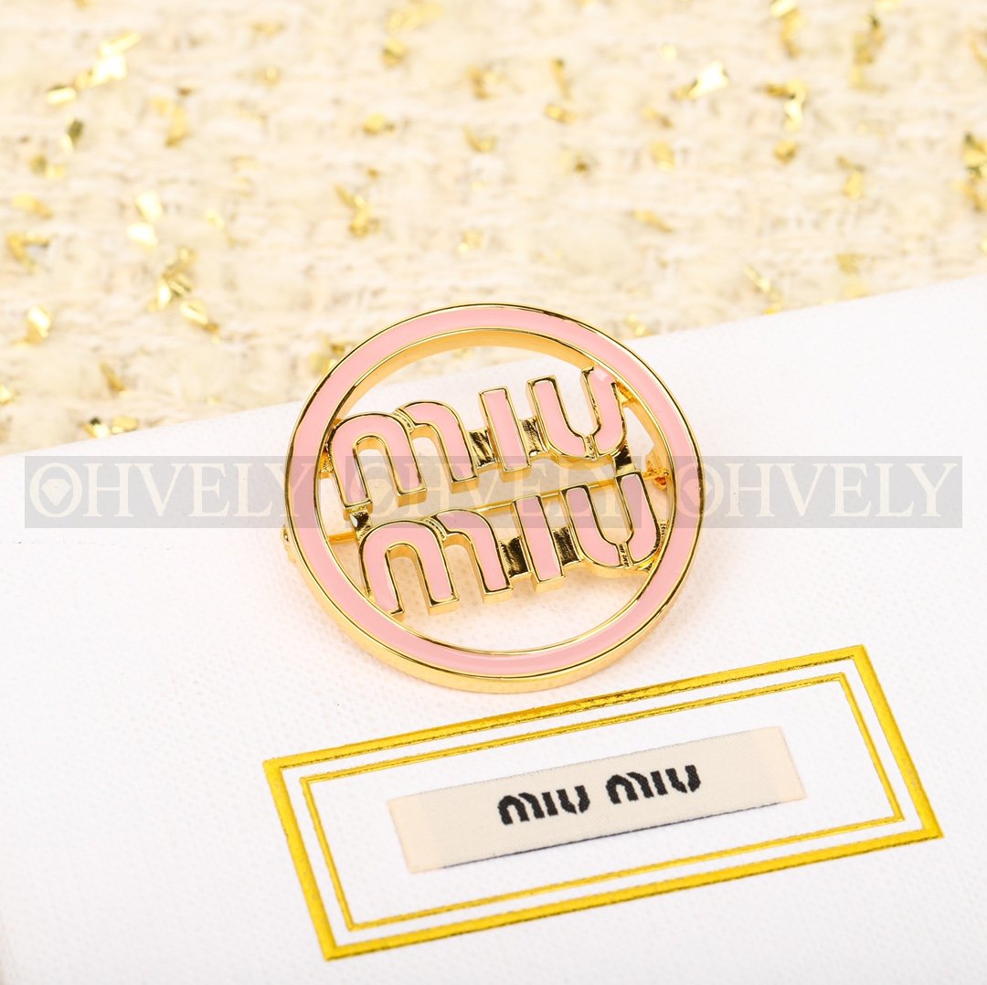 미우미우 Miu Miu 에나멜 메탈 로고 브로치 (핑크)