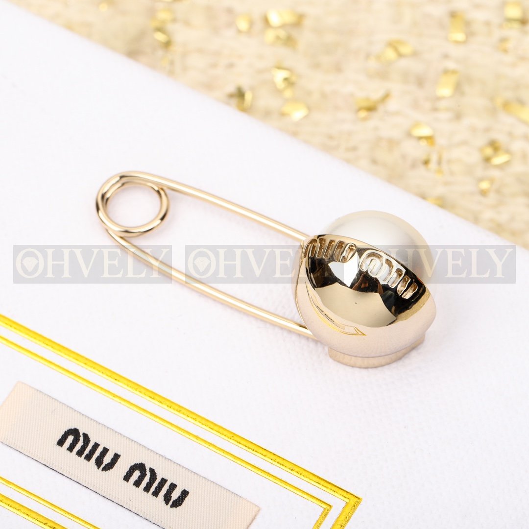 미우미우 Miu Miu 메탈 앤 펄 브로치