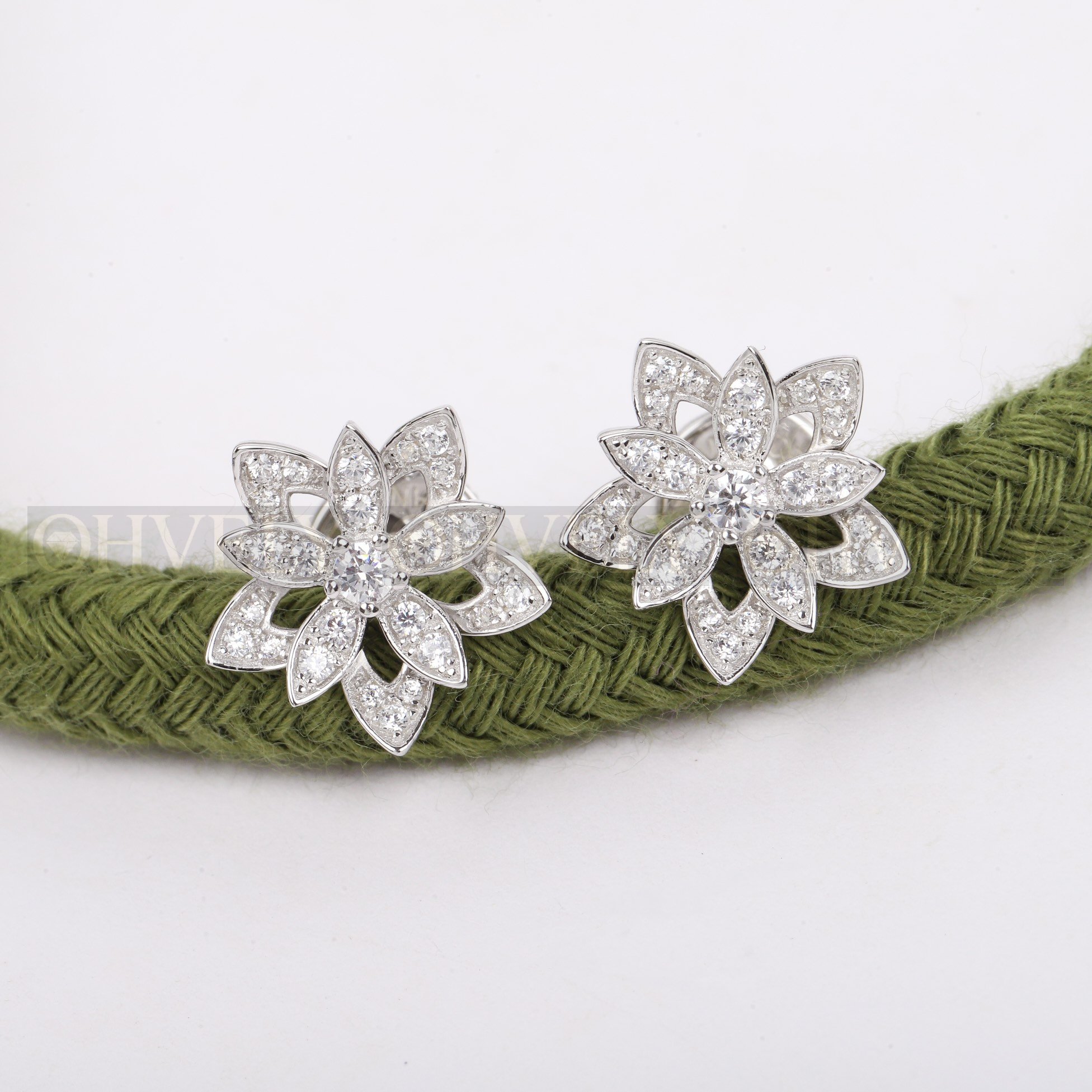 반클리프 아펠 Van Cleef & Arpels 로터스 이어링