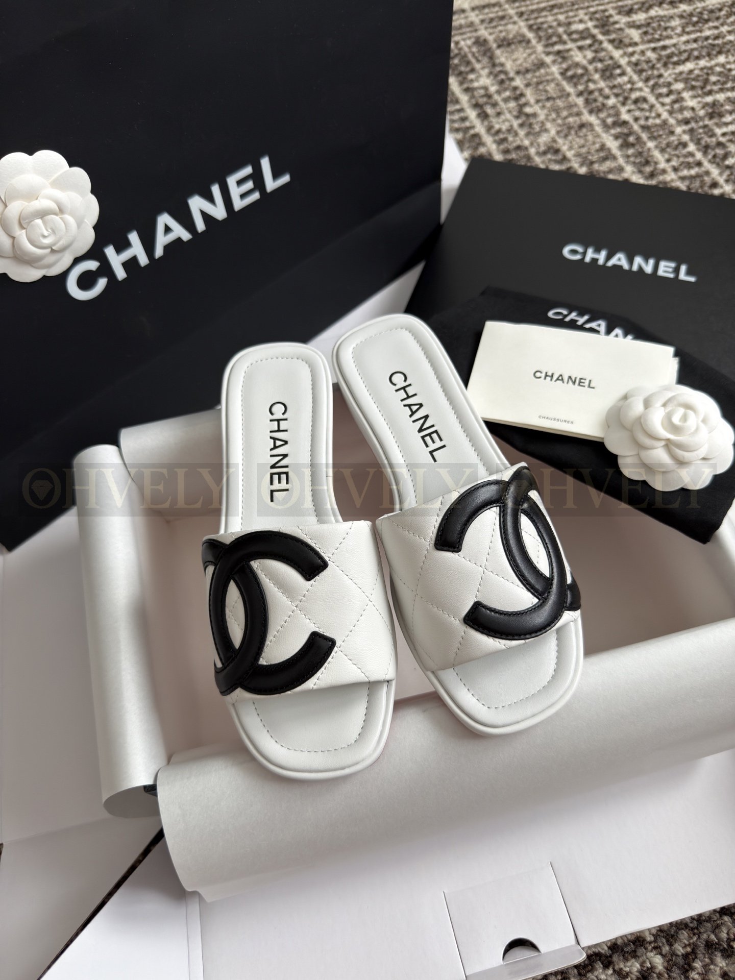 Chanel 더블cc 퀄팅 슬라이드 슬리퍼 화이트