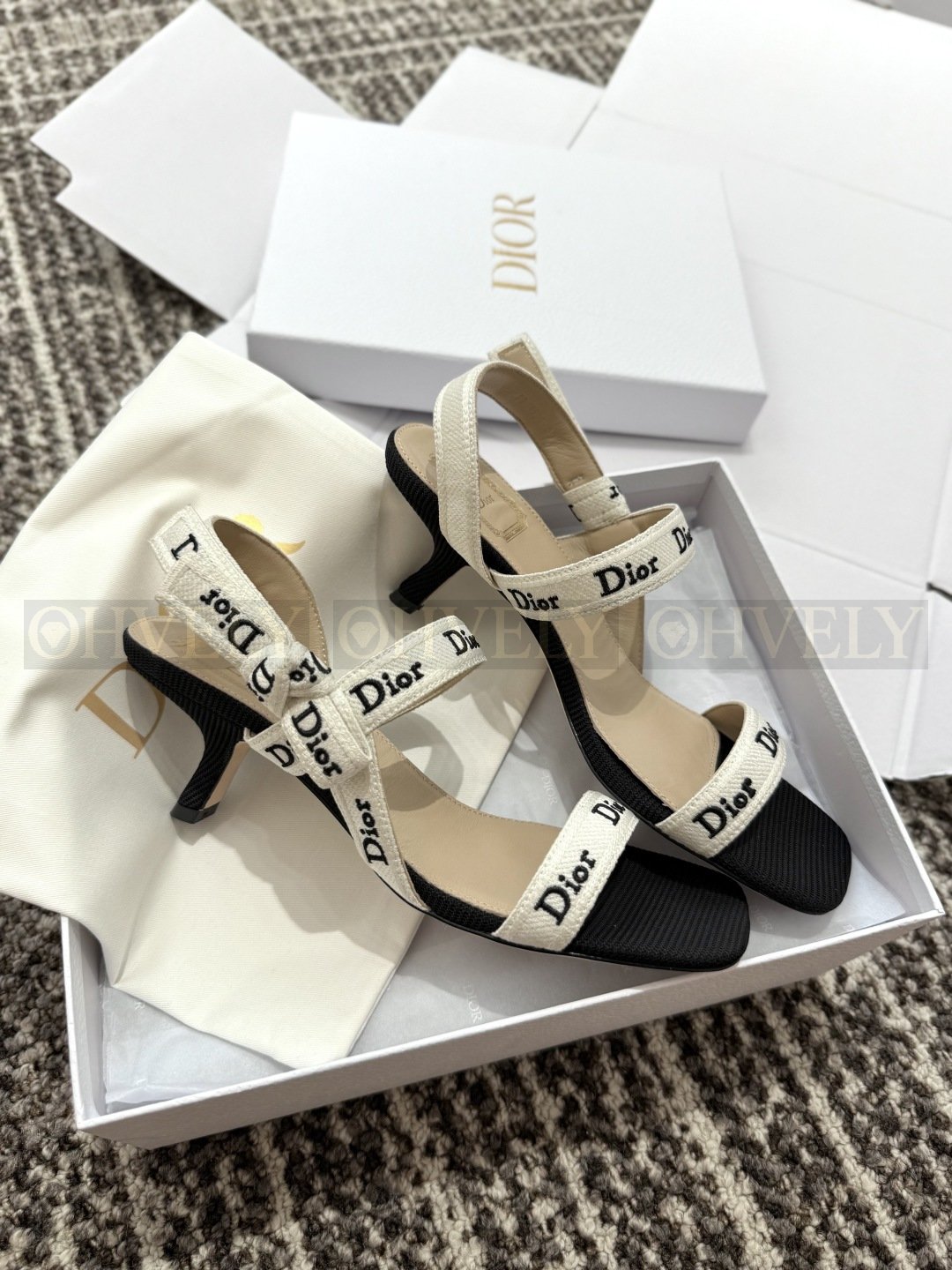 Dior 26s/s 신상 JADIOR 자수 스트랩 힐샌들