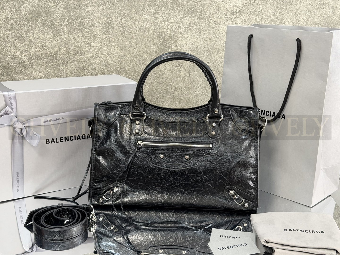 Balenciaga Le city 미디엄백(블랙)실버버클