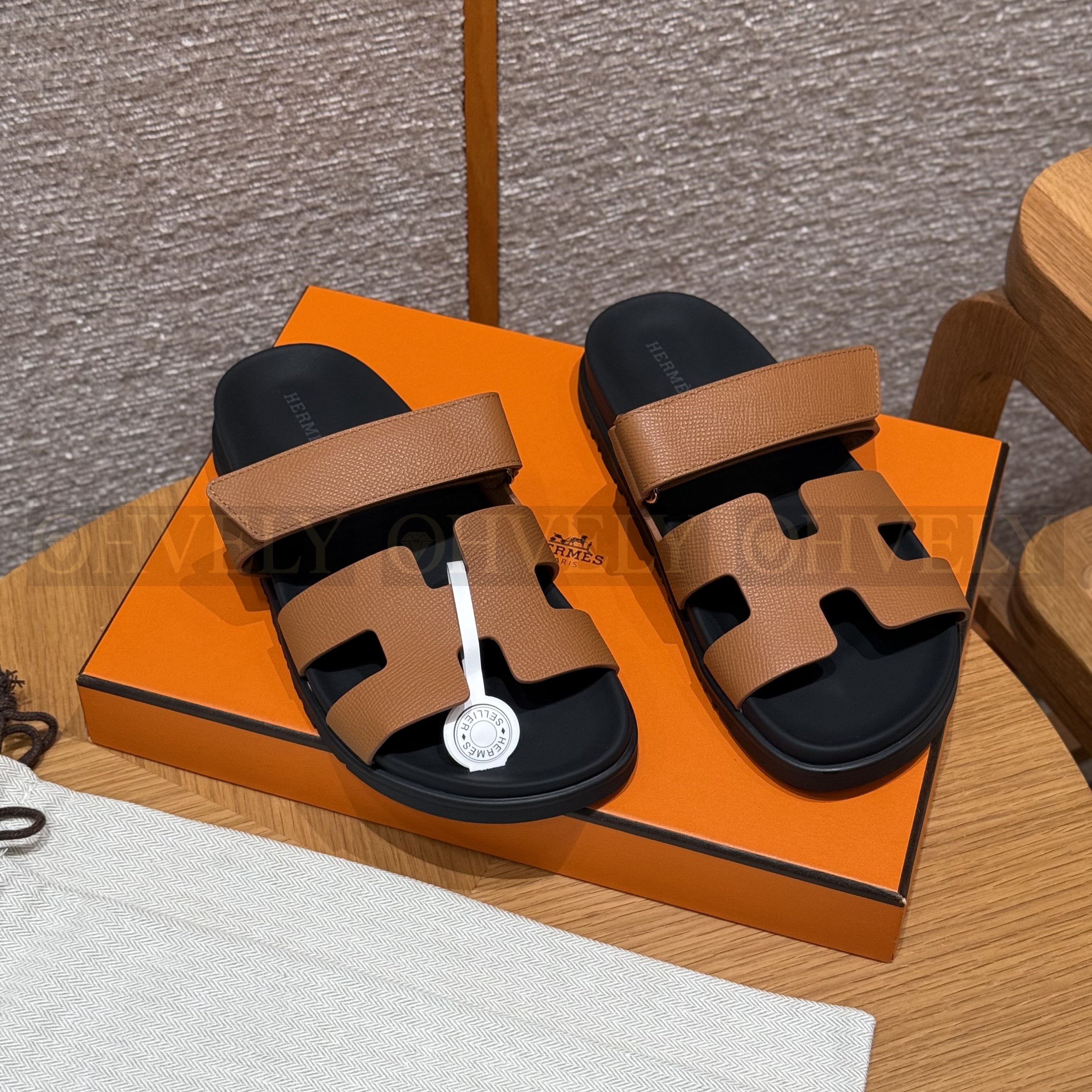 HERMÈS 에르메스 칩레 샌들 엡송 카프스킨 & 블랙 로버 솔 (Gold)