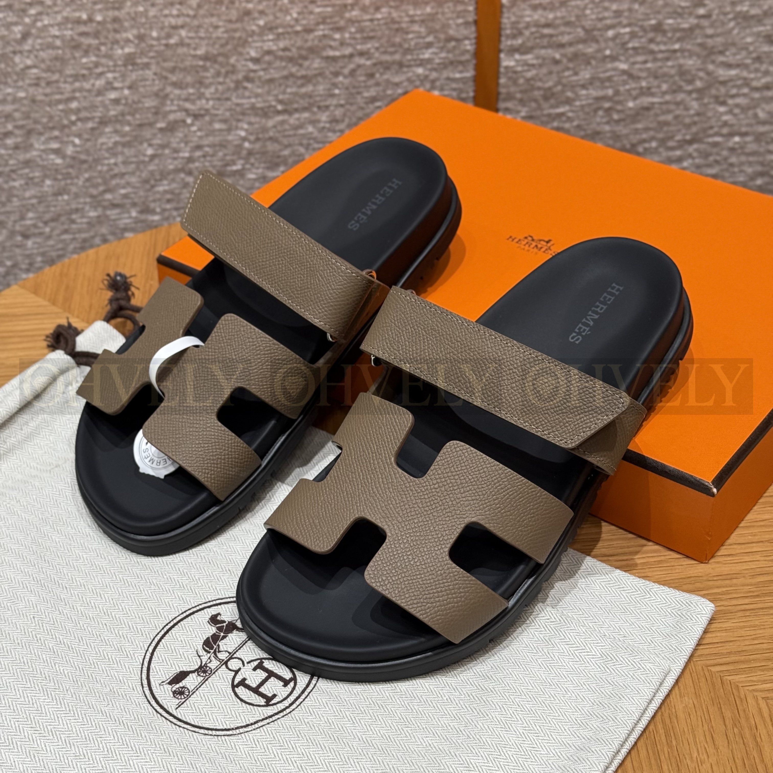 HERMÈS 에르메스 칩레 샌들 엡송 카프스킨 & 블랙 로버 솔 (Étoupe)