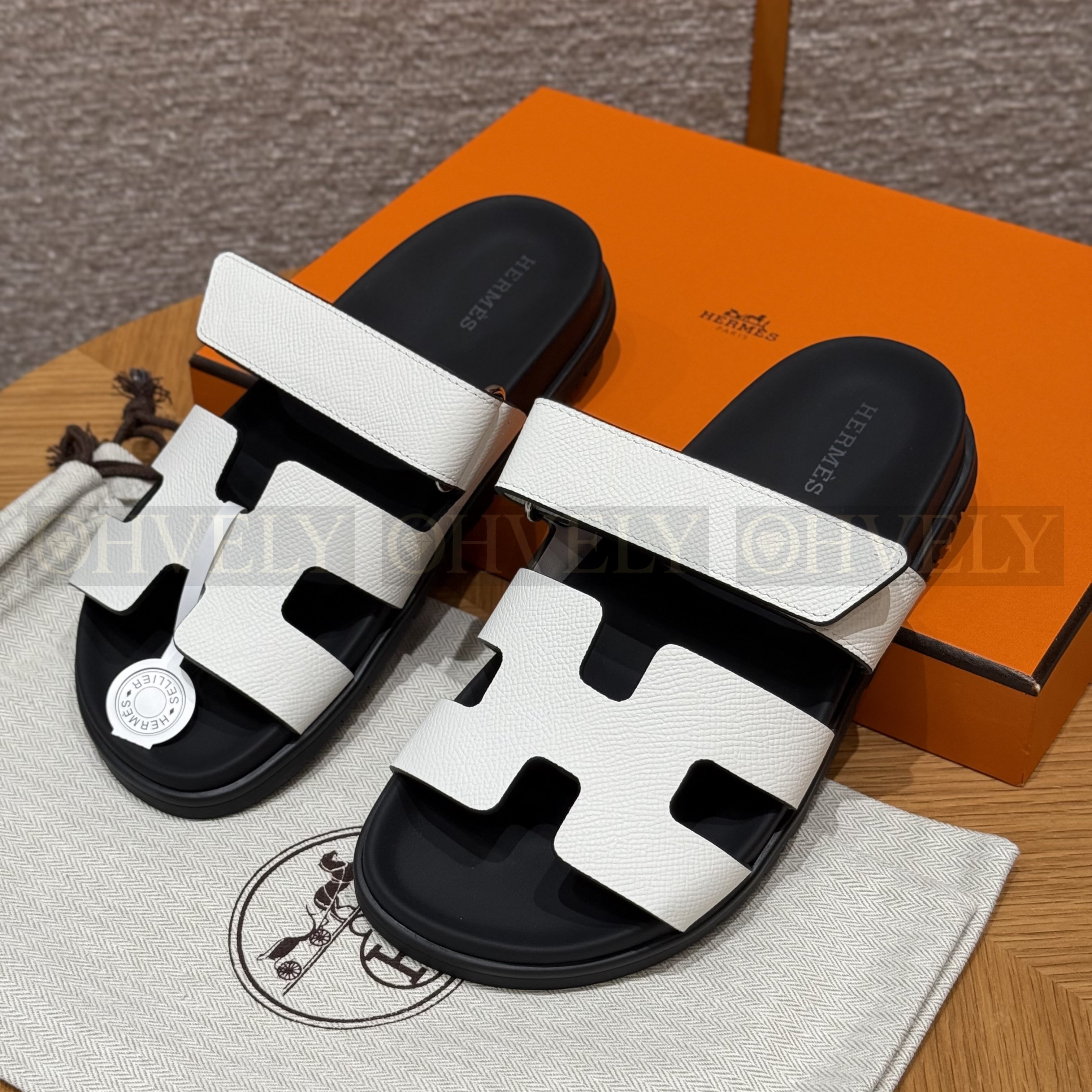 HERMÈS 에르메스 칩레 샌들 엡송 카프스킨 & 블랙 로버 솔 (Blanc)