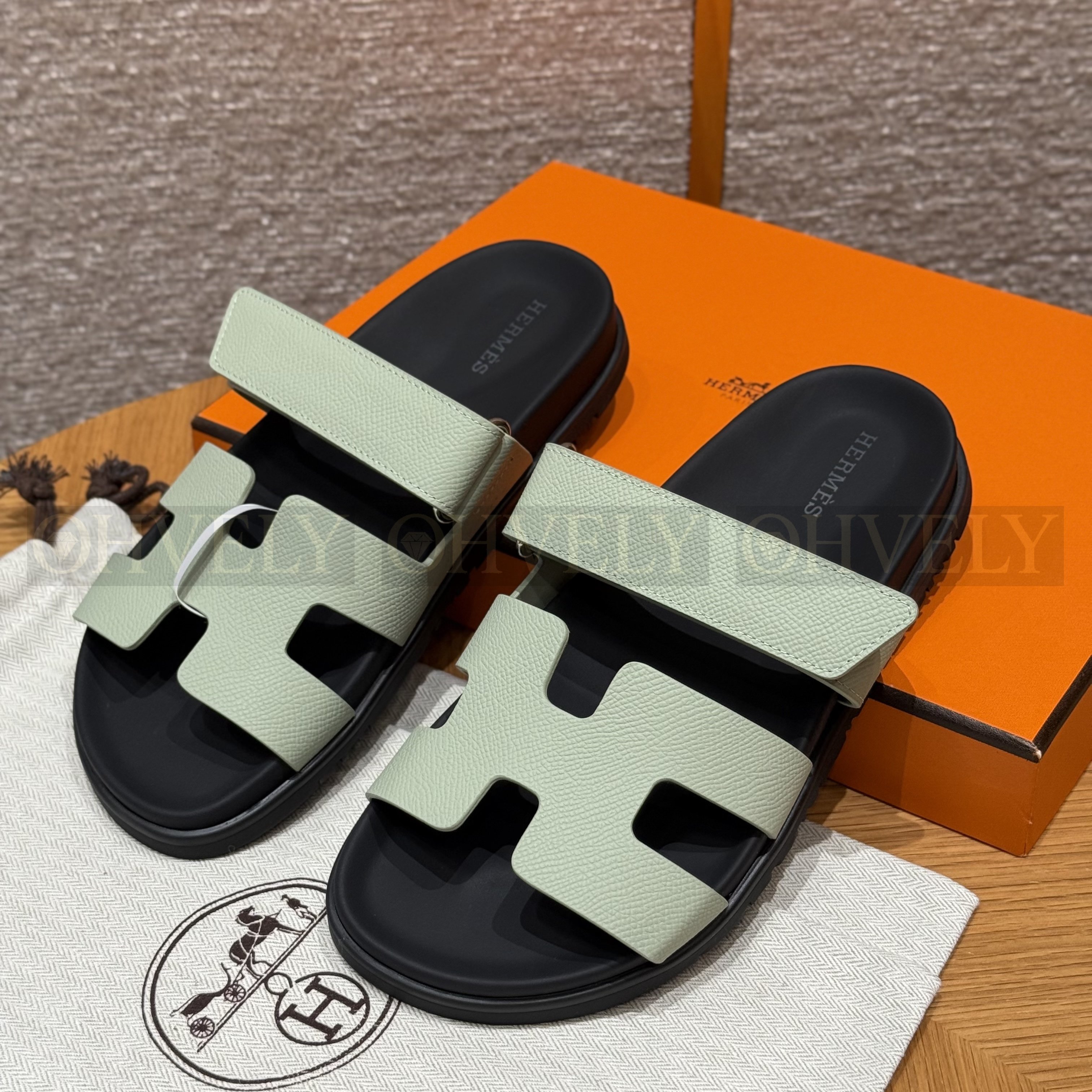 HERMÈS 에르메스 칩레 샌들 엡송 카프스킨 & 블랙 로버 솔 (Vert d'Eau)