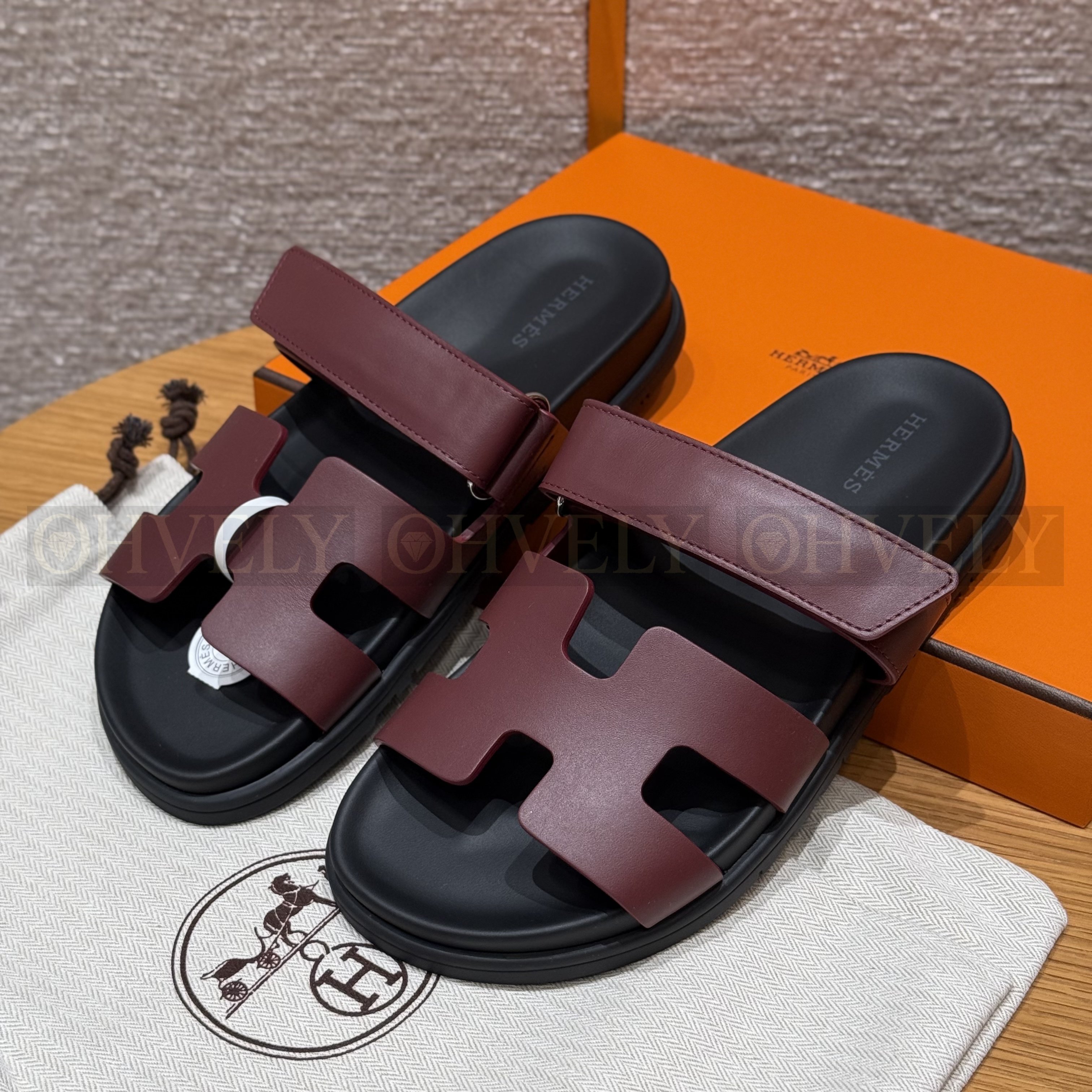 HERMÈS 에르메스 칩레 샌들 카프스킨 & 블랙 로버 솔 (Rouge H)
