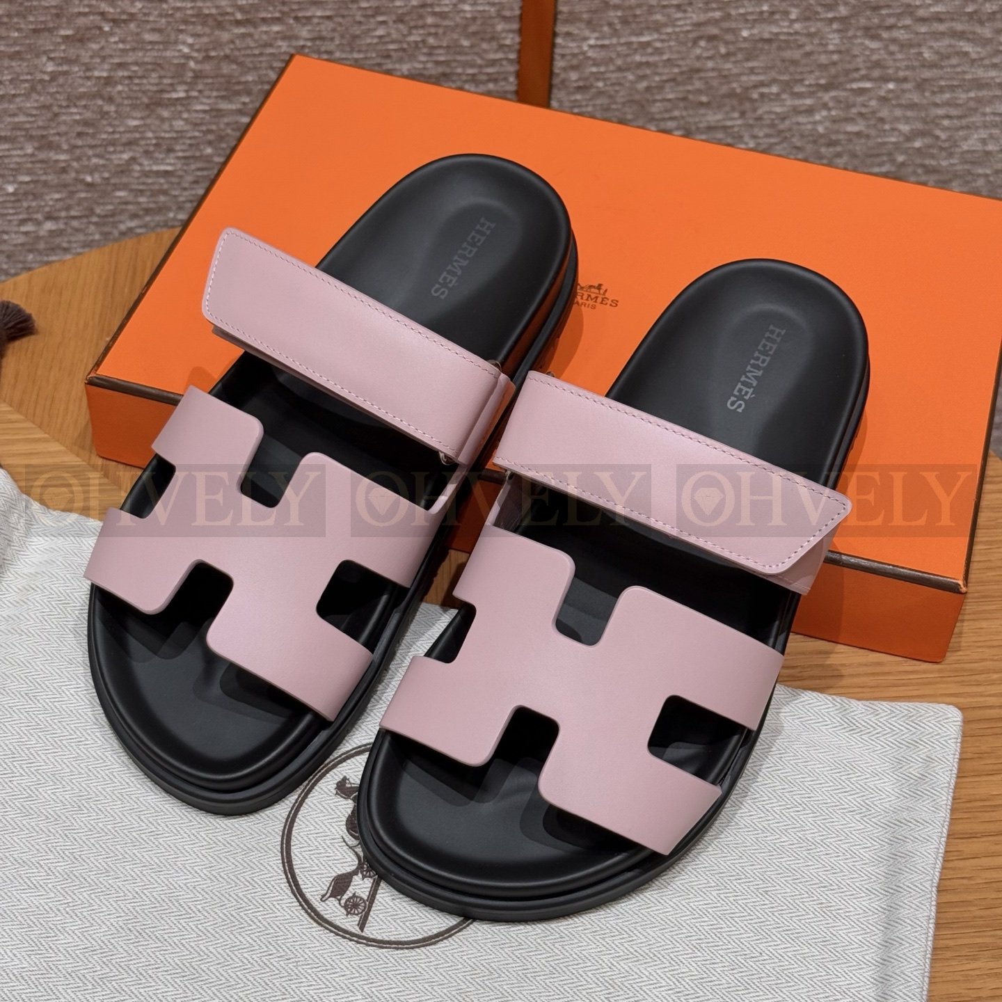 HERMÈS 에르메스 칩레 샌들 카프스킨 & 블랙 로버 솔 (Rose cancan)