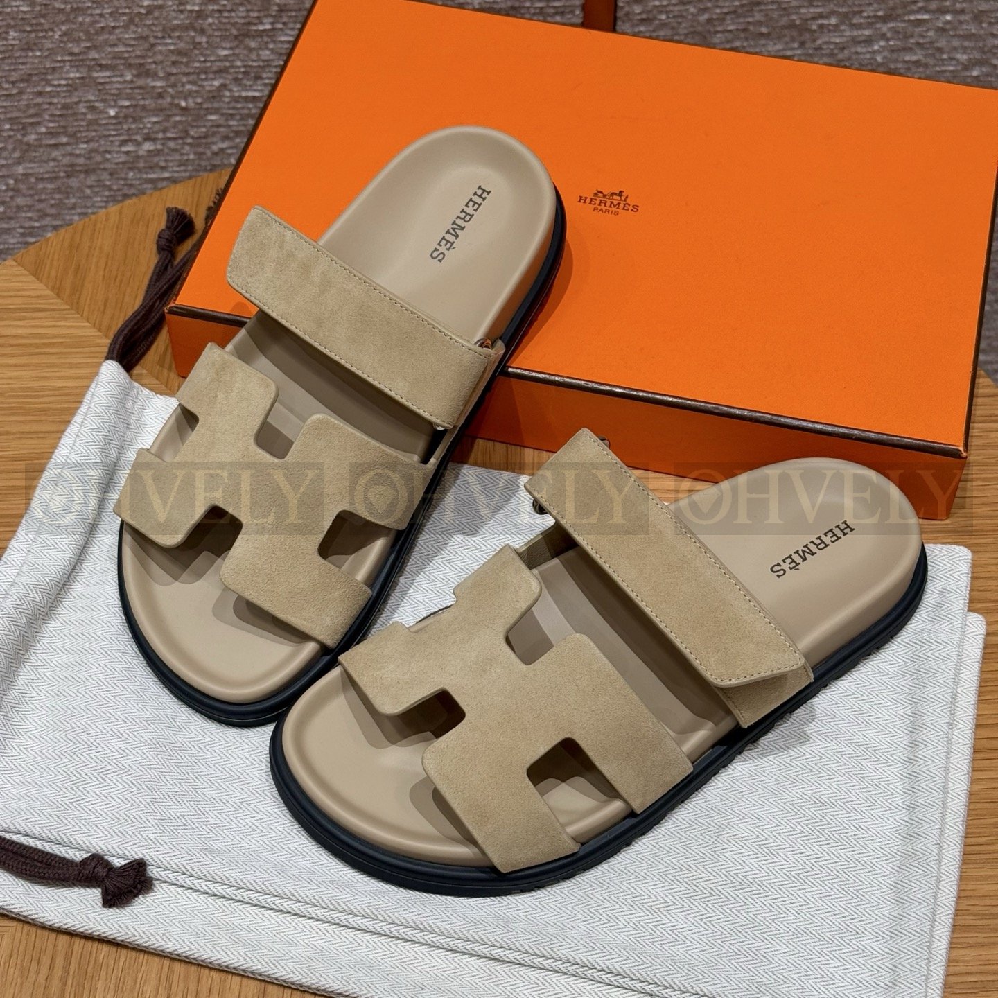 HERMÈS 에르메스 칩레 샌들 샤무아 카프스킨 & 블랙 로버 솔 (Beige Lin)