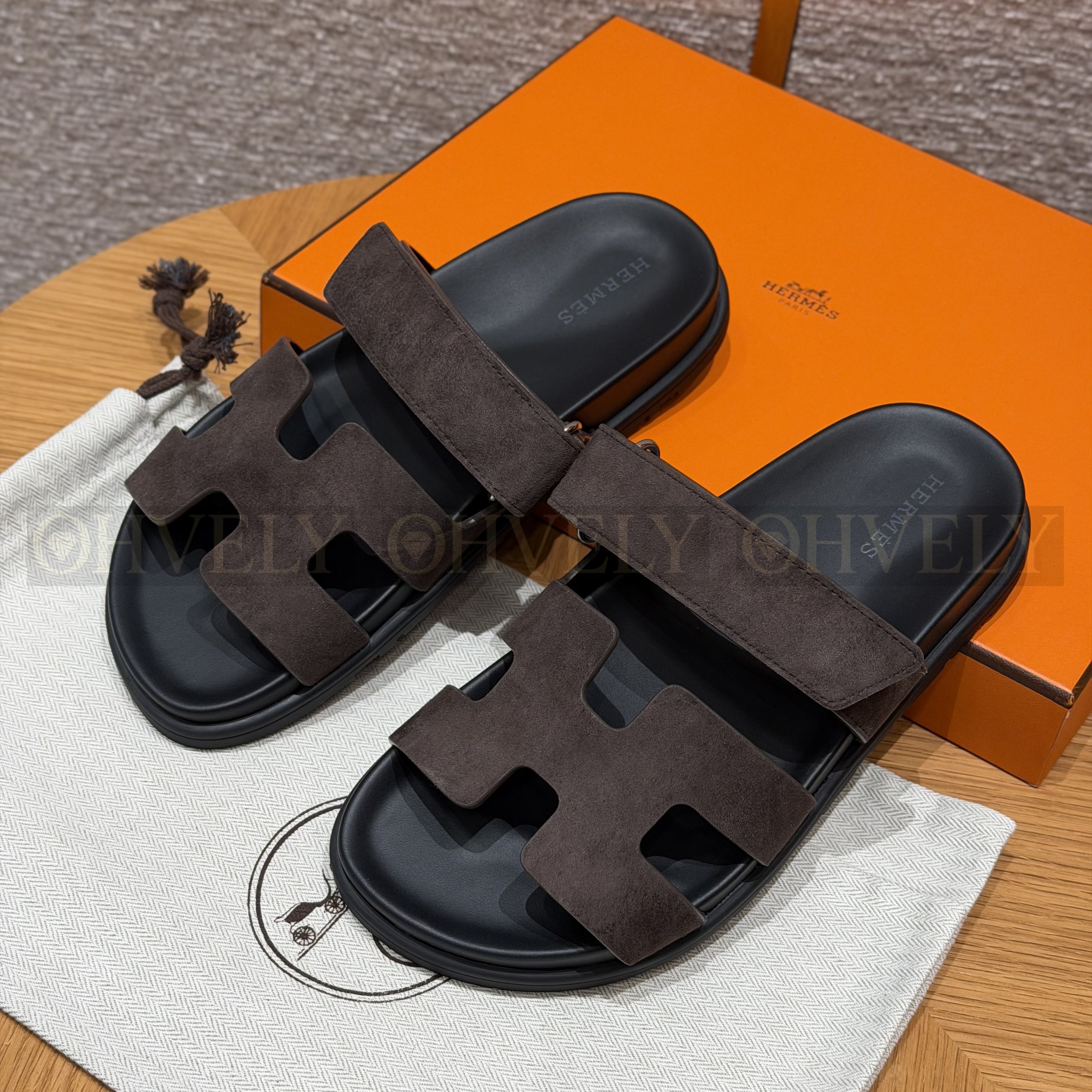 HERMÈS 에르메스 칩레 샌들 샤무아 카프스킨 & 블랙 로버 솔 (Ebene)
