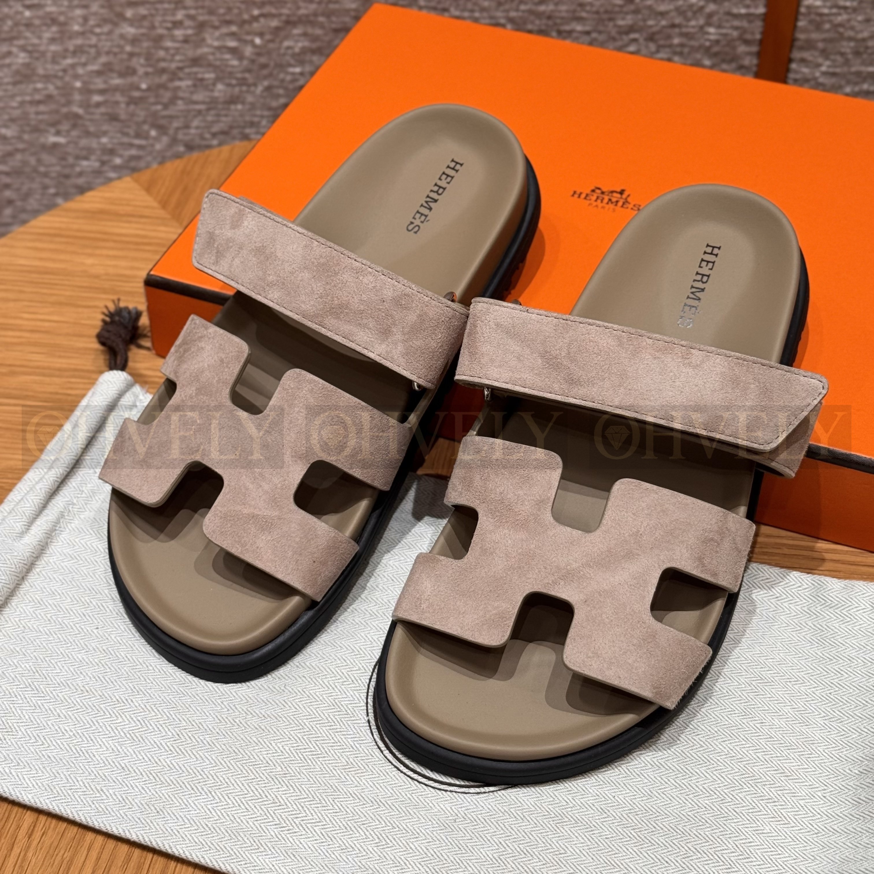 HERMÈS 에르메스 칩레 샌들 샤무아 카프스킨 & 블랙 로버 솔 (Sand )