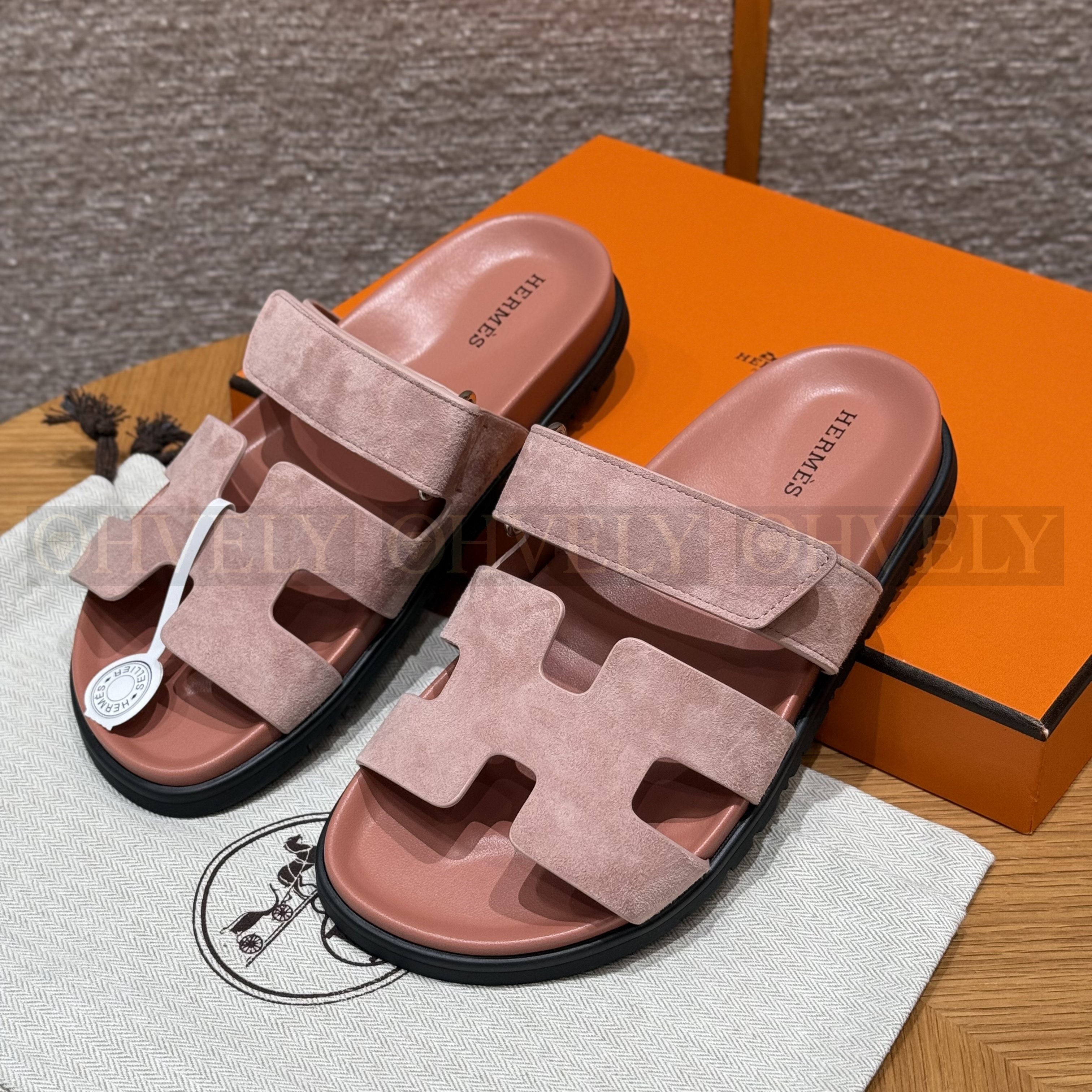 HERMÈS 에르메스 칩레 샌들 샤무아 카프스킨 & 블랙 로버 솔 (Nude pink)