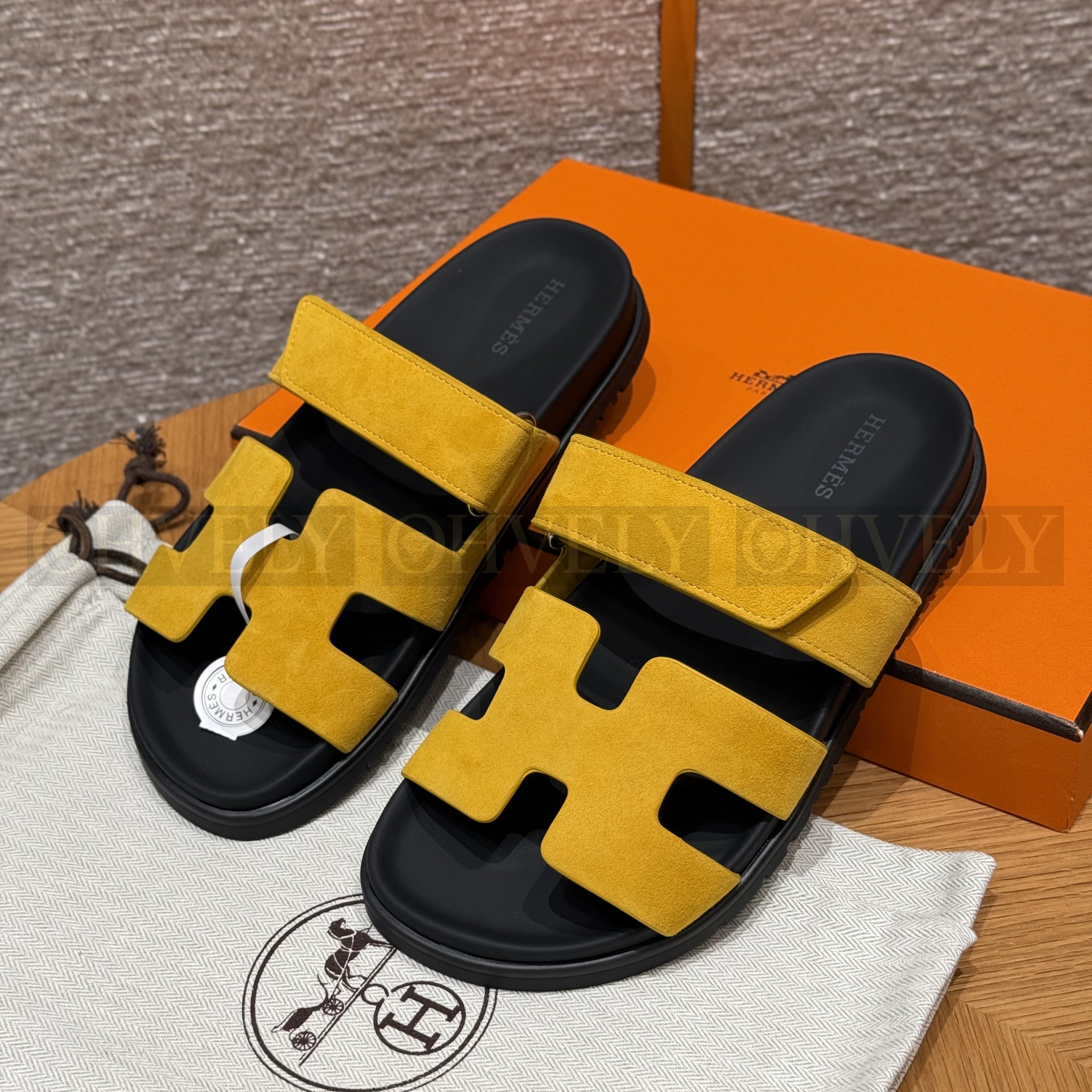 HERMÈS 에르메스 칩레 샌들 샤무아 카프스킨 & 블랙 로버 솔 (yellow)