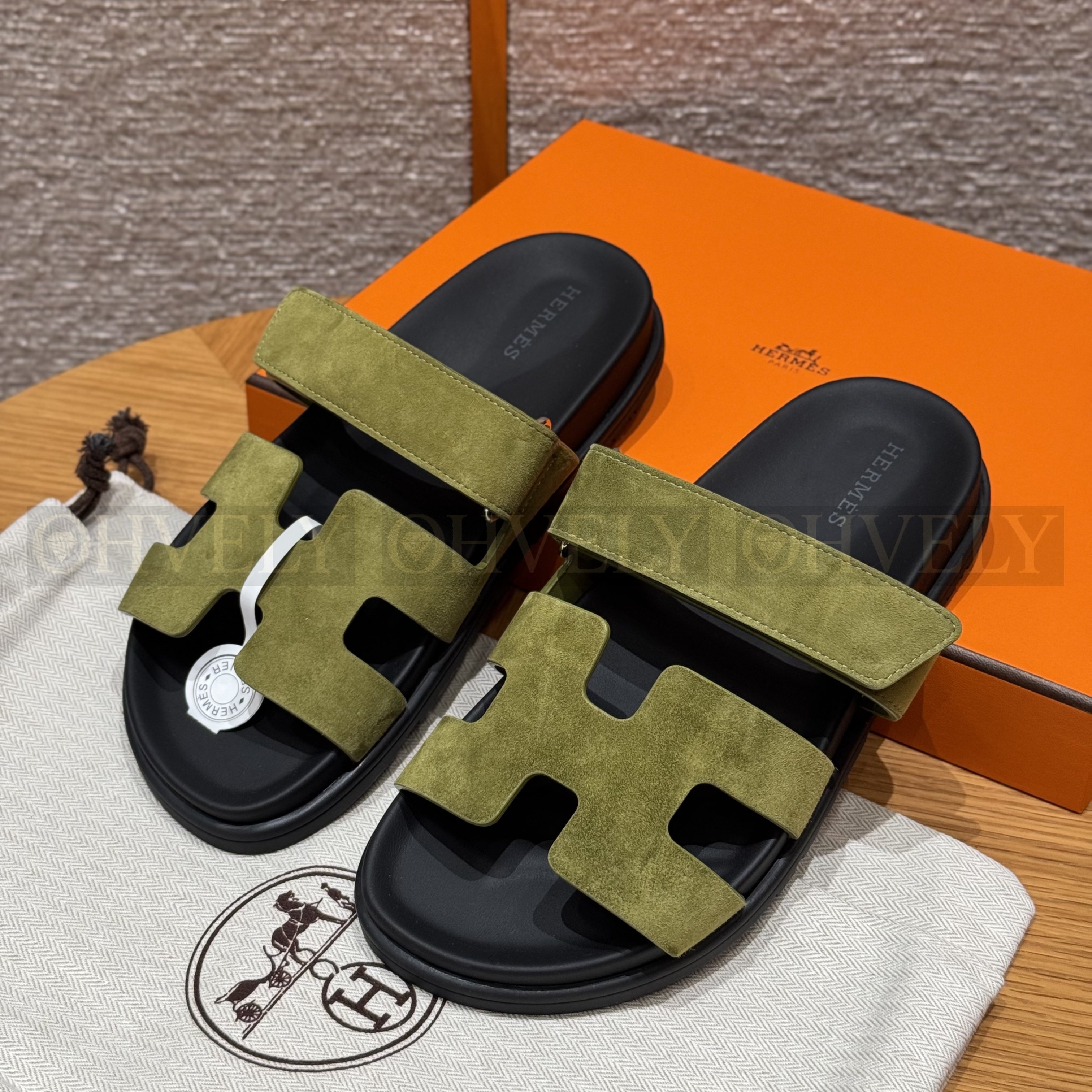 HERMÈS 에르메스 칩레 샌들 샤무아 카프스킨 & 블랙 로버 솔 (olive green)