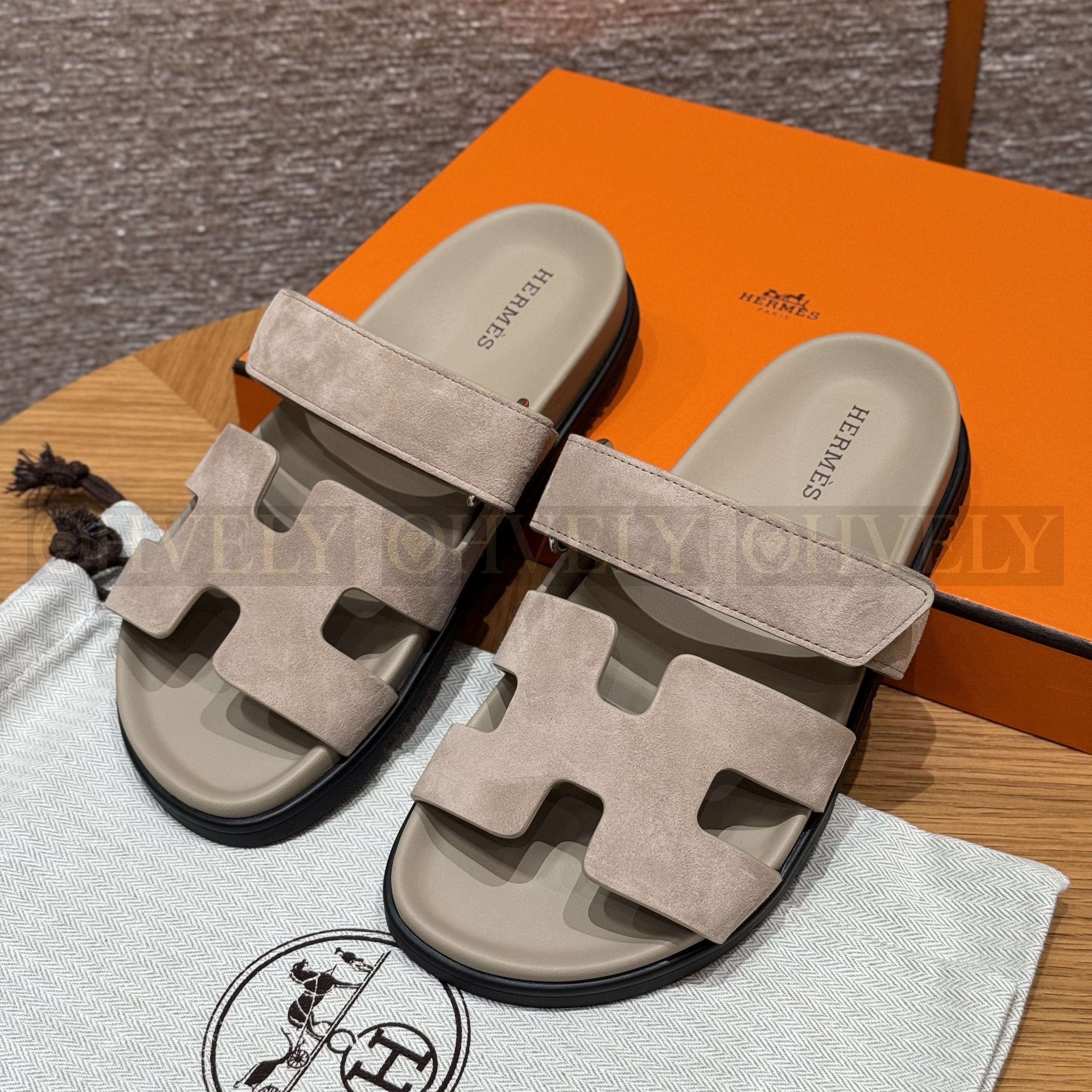 HERMÈS 에르메스 칩레 샌들 샤무아 카프스킨 & 블랙 로버 솔 (Clay beige)