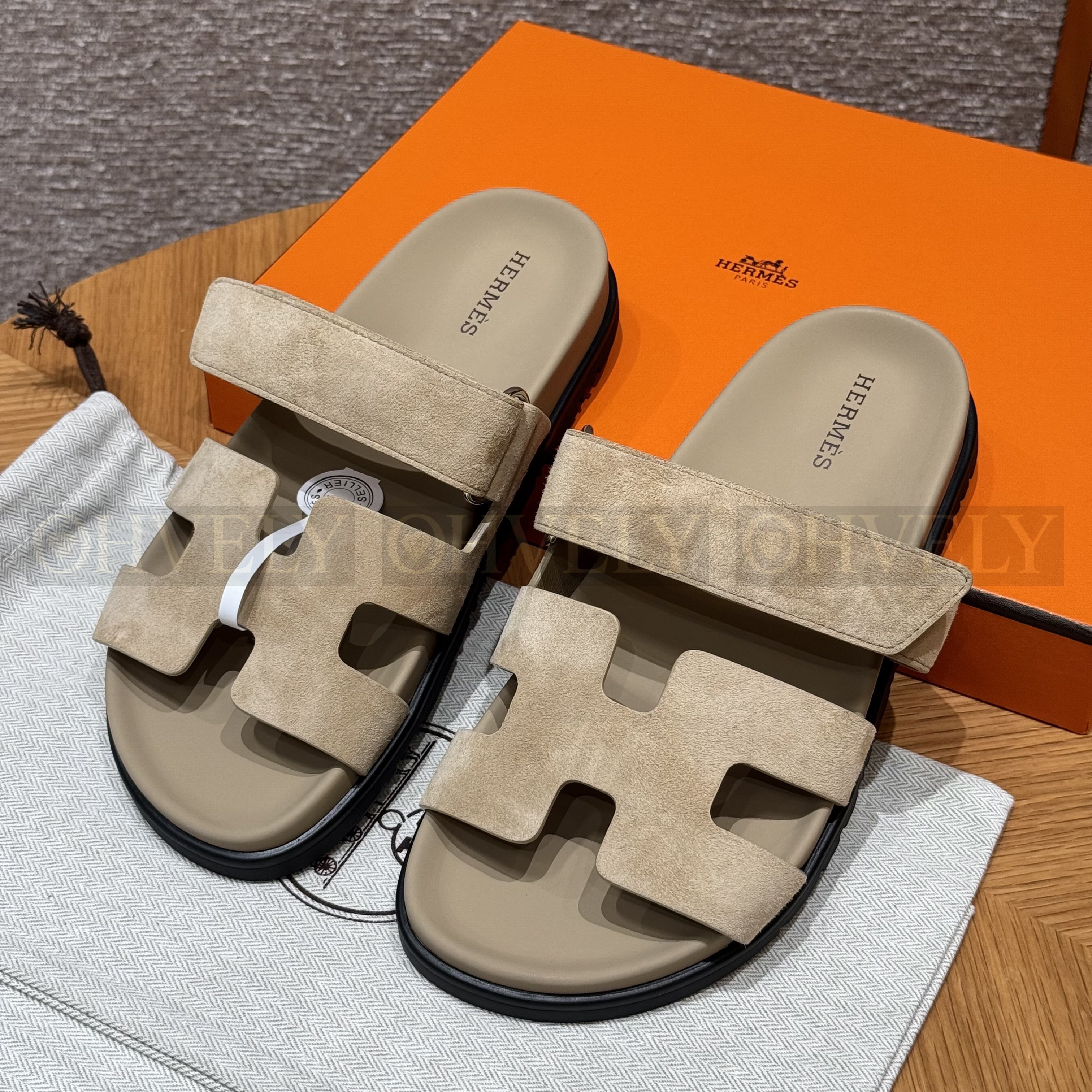 HERMÈS 에르메스 칩레 샌들 샤무아 카프스킨 & 블랙 로버 솔 (Beige Lin)