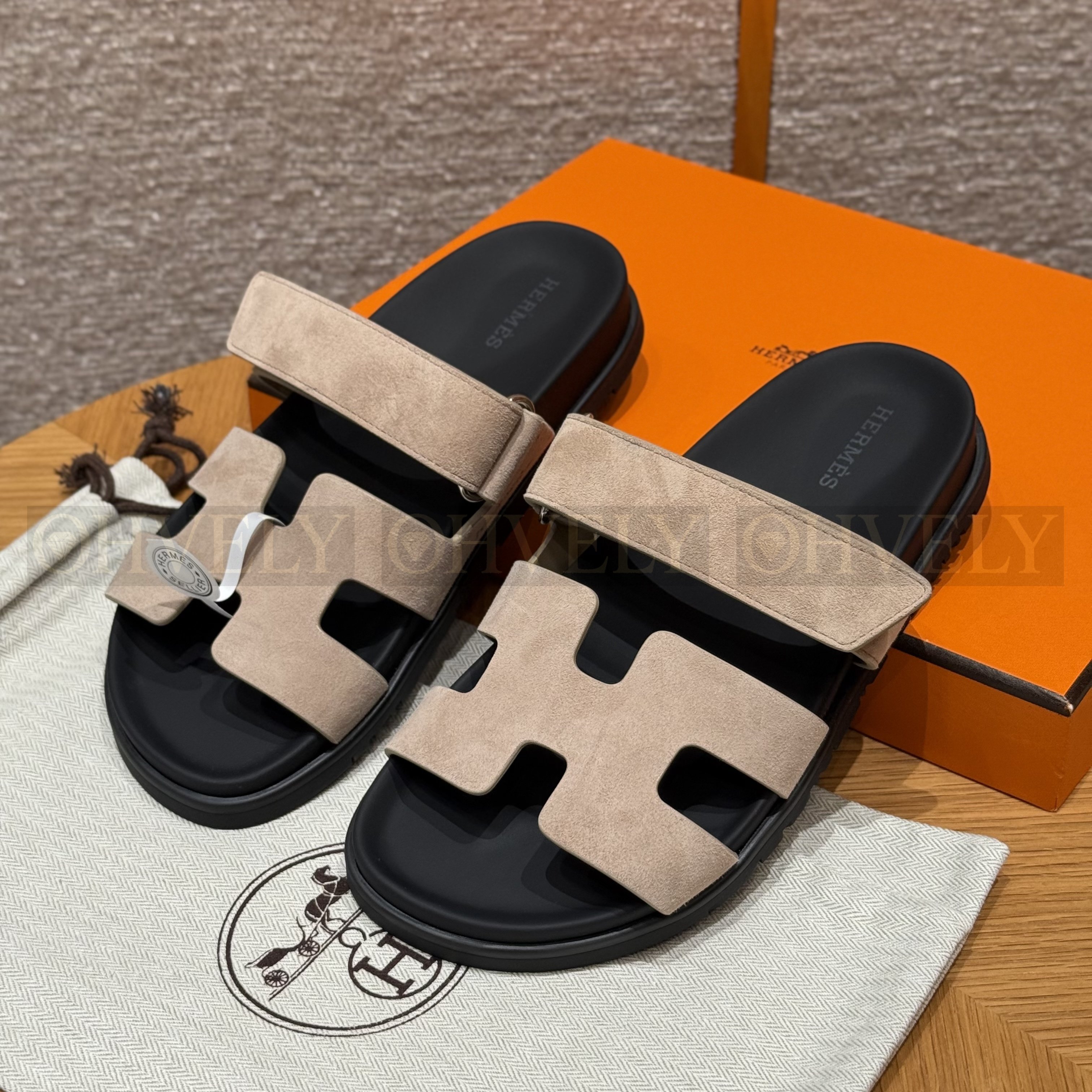 HERMÈS 에르메스 칩레 샌들 샤무아 카프스킨 & 블랙 로버 솔 (Clay beige)
