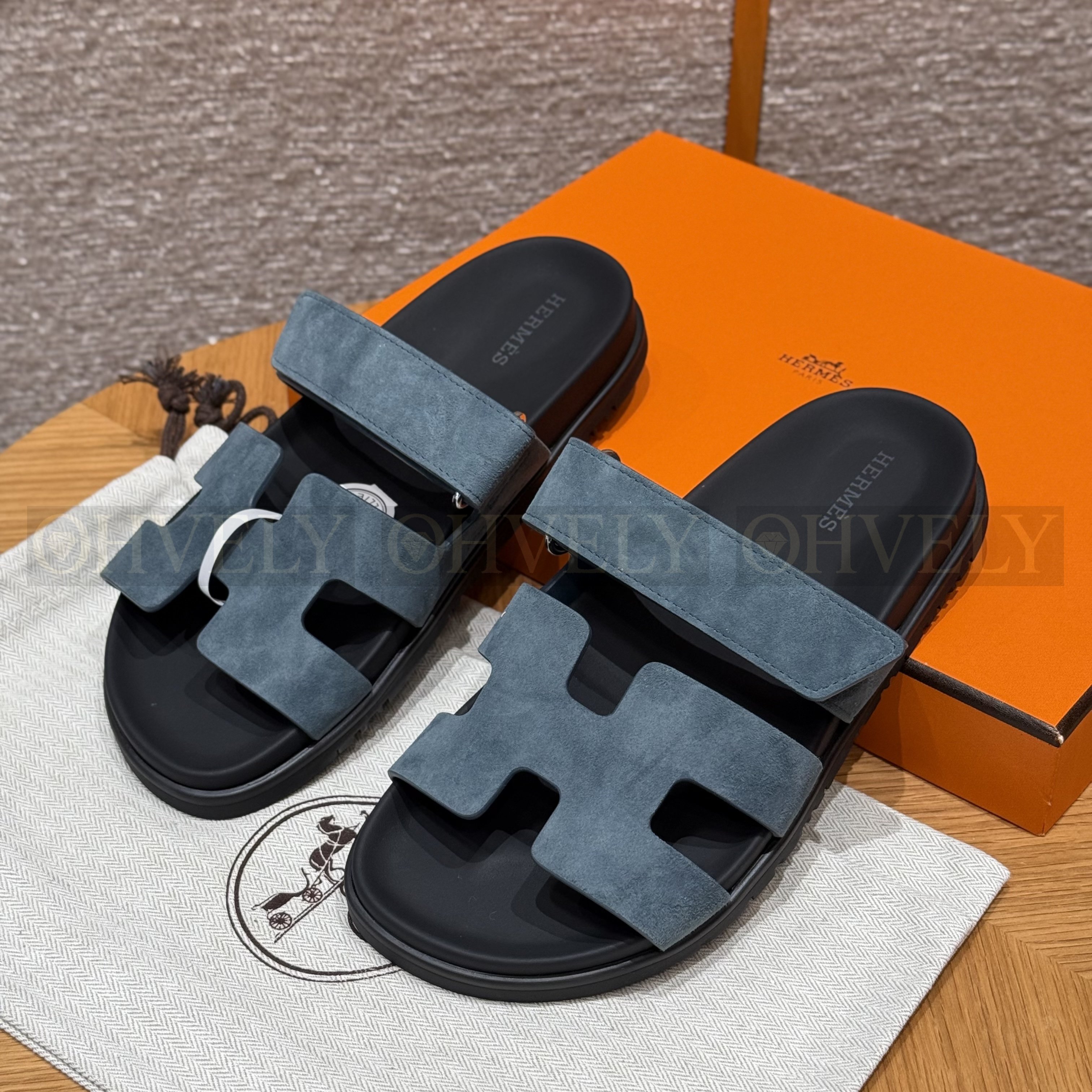 HERMÈS 에르메스 칩레 샌들 샤무아 카프스킨 & 블랙 로버 솔 (Bleu celeste)