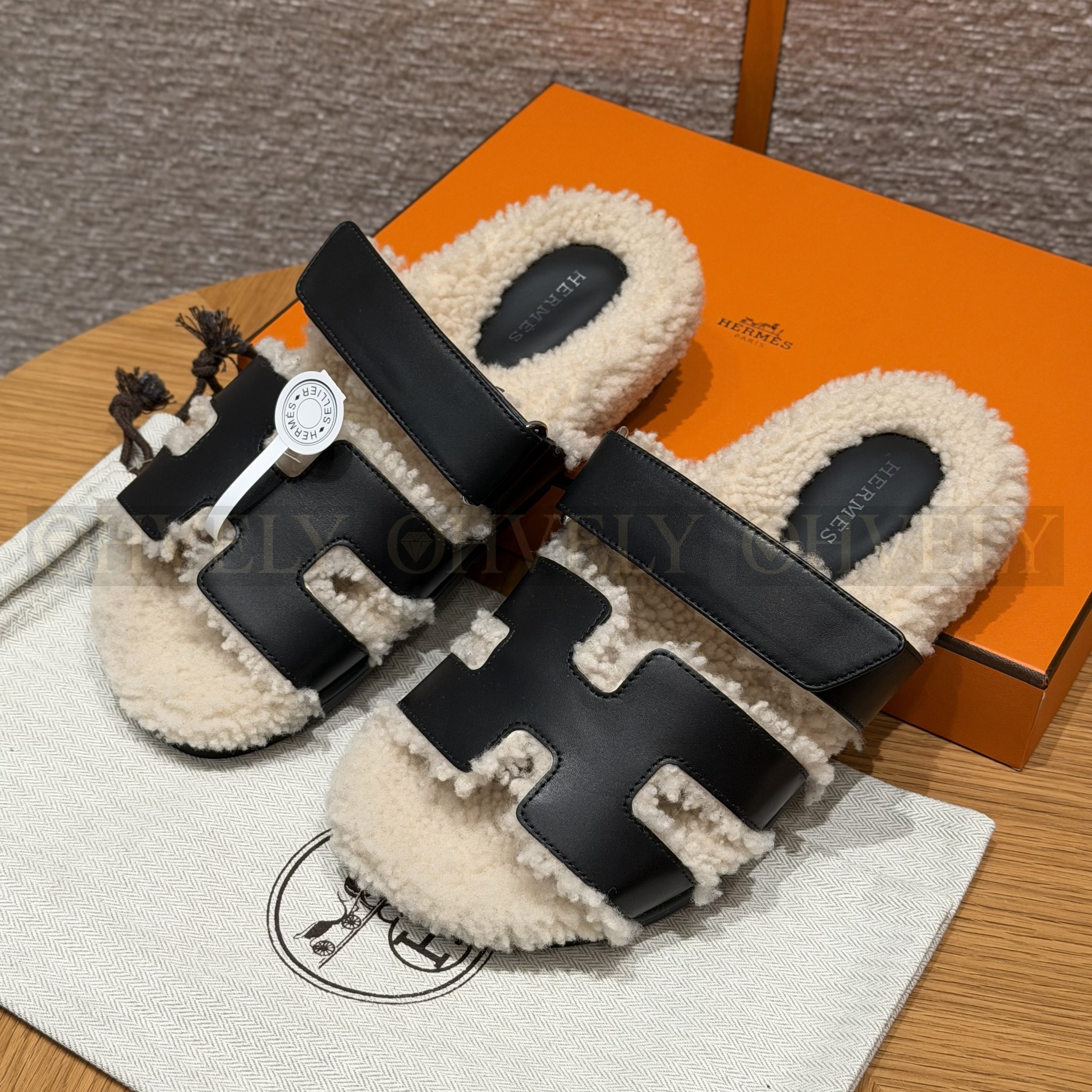 HERMÈS 에르메스 치프레 샌들 카프스킨 & 시어링 (black)