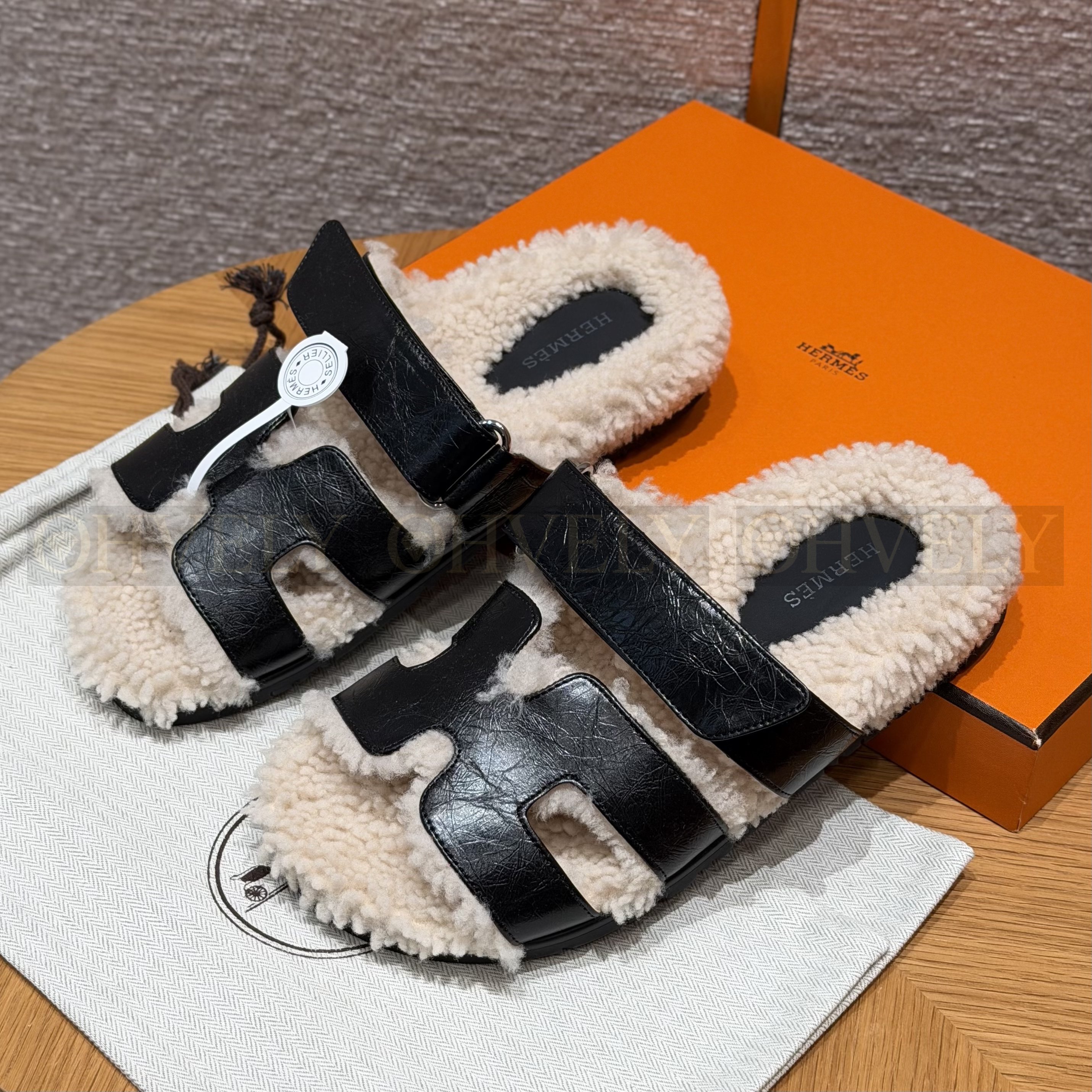 HERMÈS 에르메스 치프레 샌들 카프스킨 & 시어링 (black)
