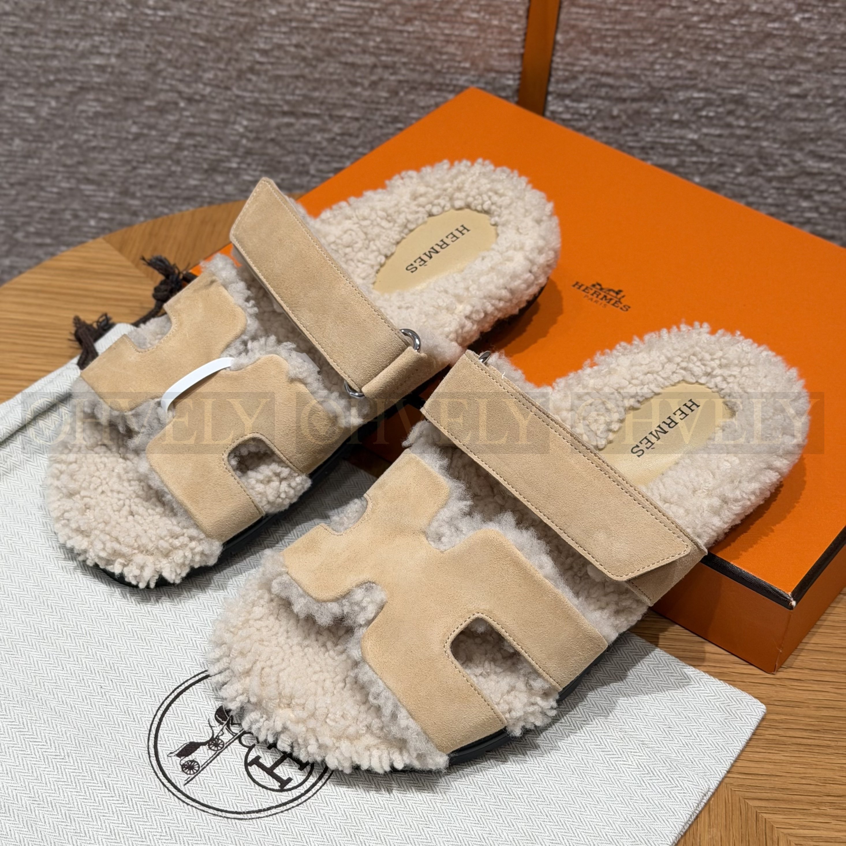 HERMÈS 에르메스 치프레 샌들 카프스킨 & 시어링 (ream-coloured)