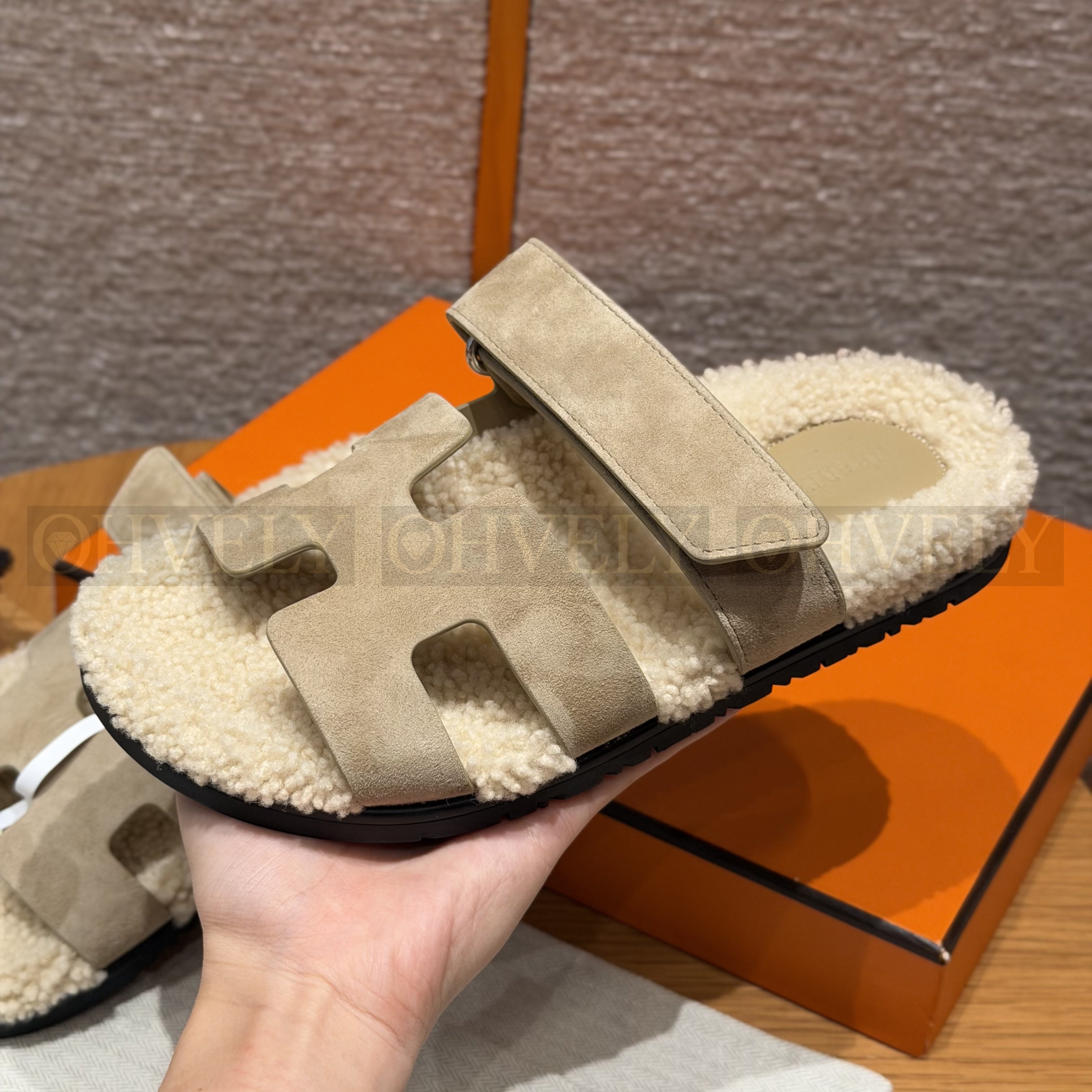 HERMÈS 에르메스 치프레 샌들 카프스킨 & 시어링 (Beige Lin)