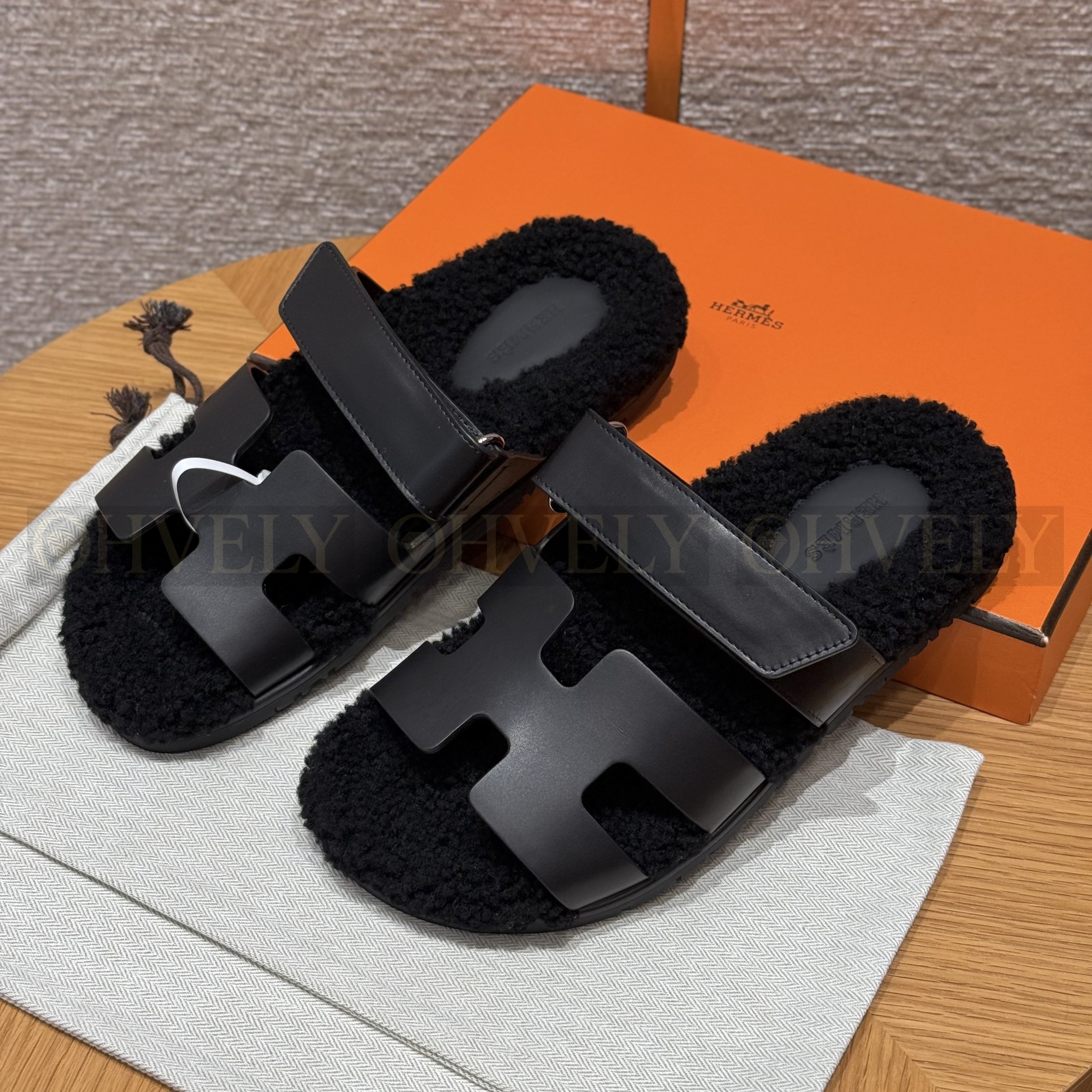 HERMÈS 에르메스 치프레 샌들 카프스킨 & 시어링 (black)