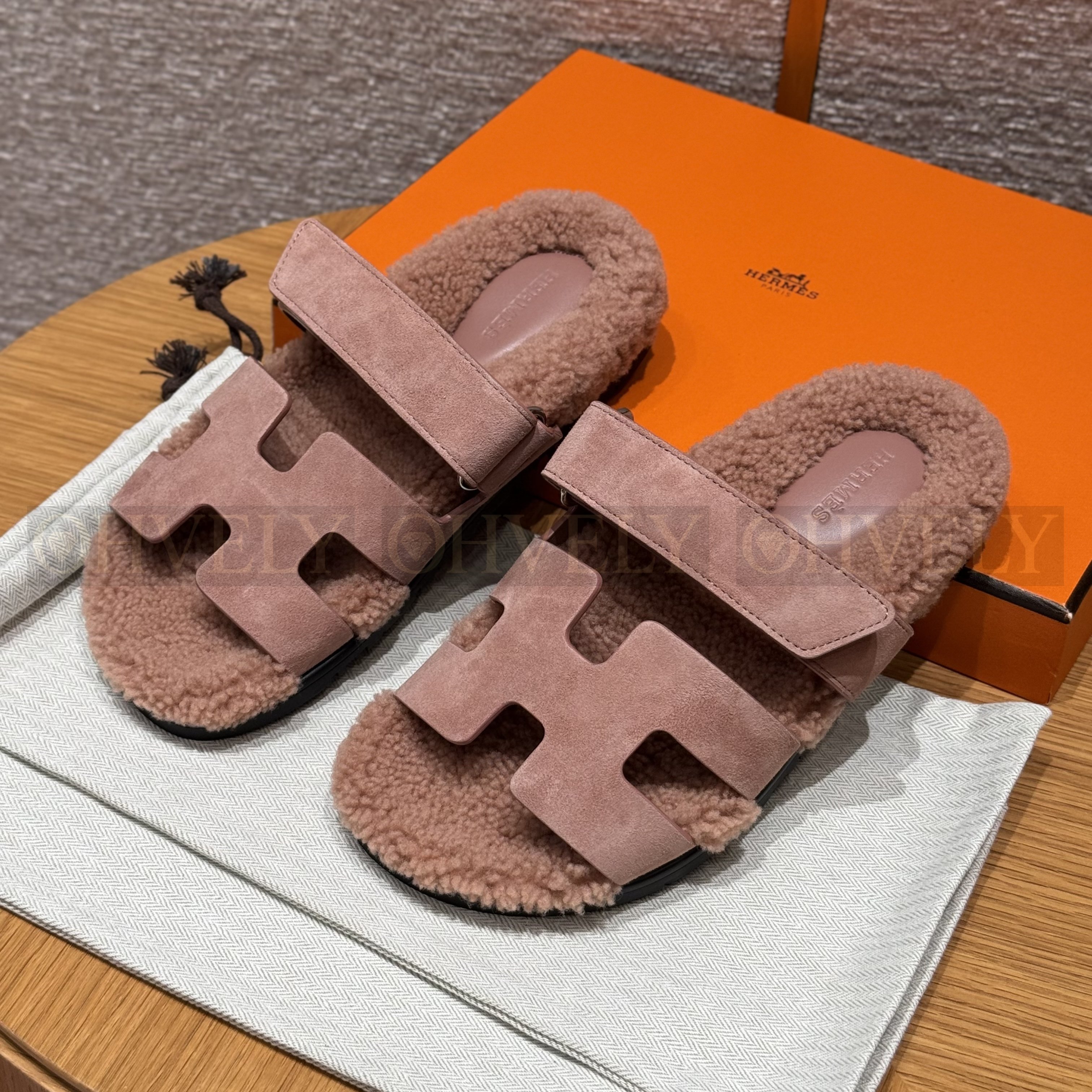 HERMÈS 에르메스 치프레 샌들 카프스킨 & 시어링 (Nude pink)