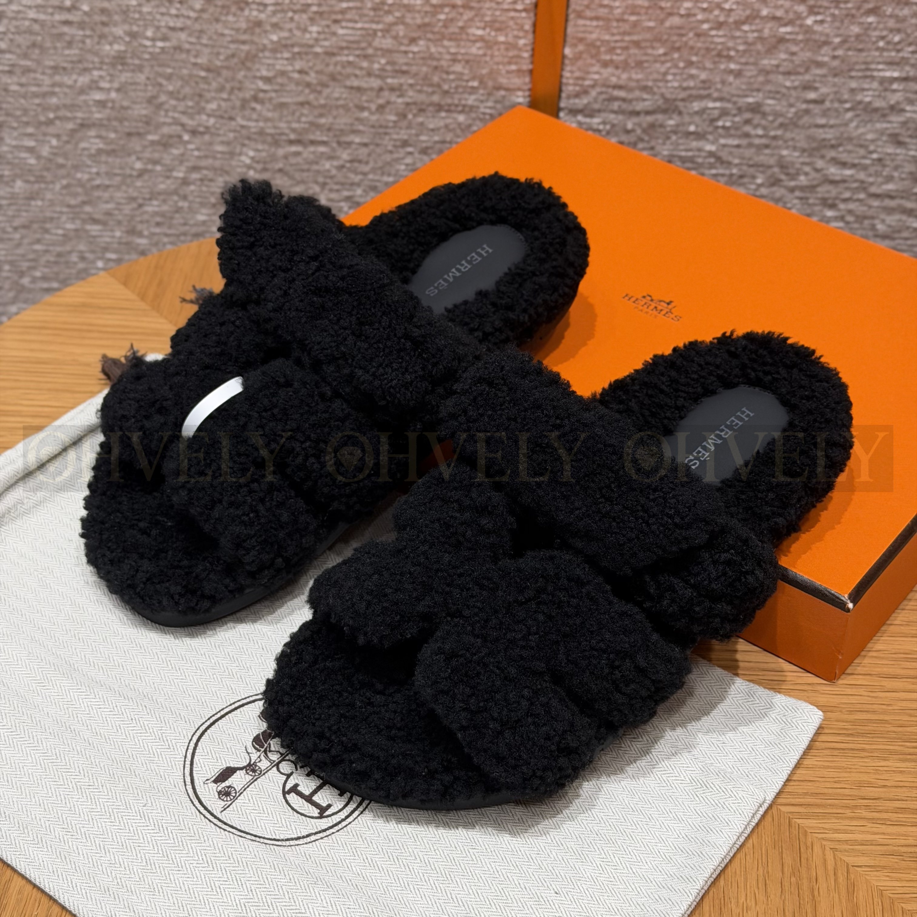 HERMÈS 에르메스 치프레 샌들 카프스킨 & 시어링 (Black)