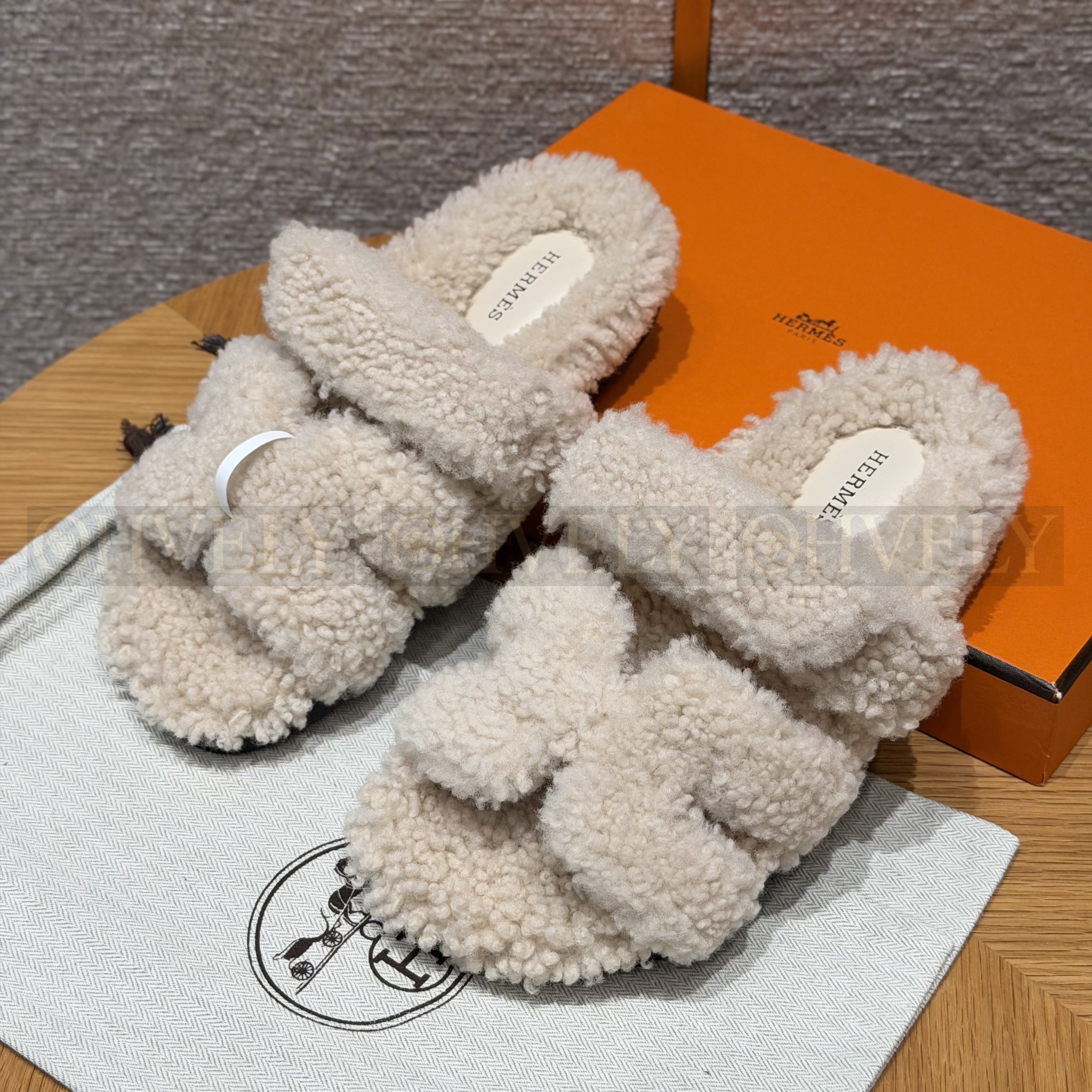HERMÈS 에르메스 치프레 샌들 카프스킨 & 시어링 (Blanc)